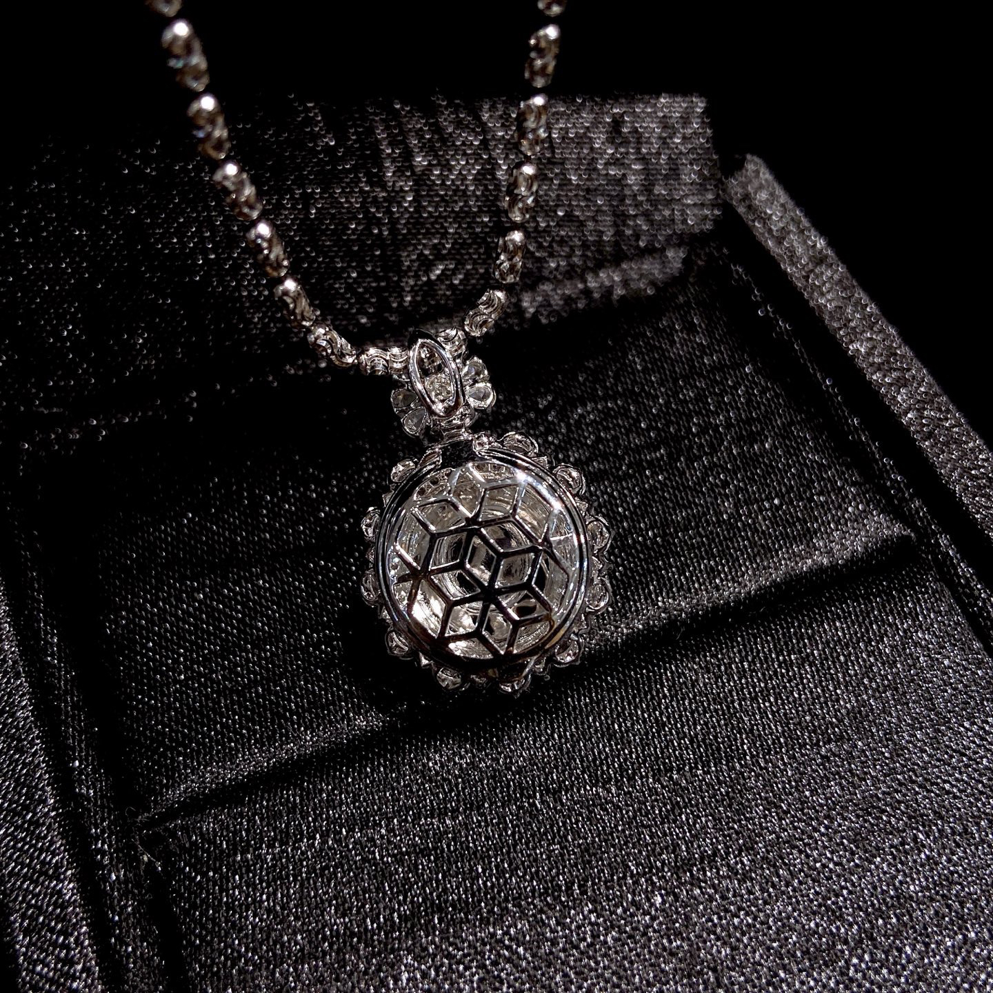  | 冰黄蛋面吊坠
整体尺寸24-16.6-11.7毫米
裸石尺寸11.8-11.1-4.6毫米