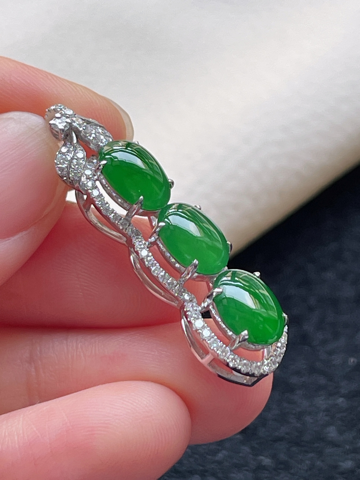 18k金翡翠冰糯种满绿四季豆挂件