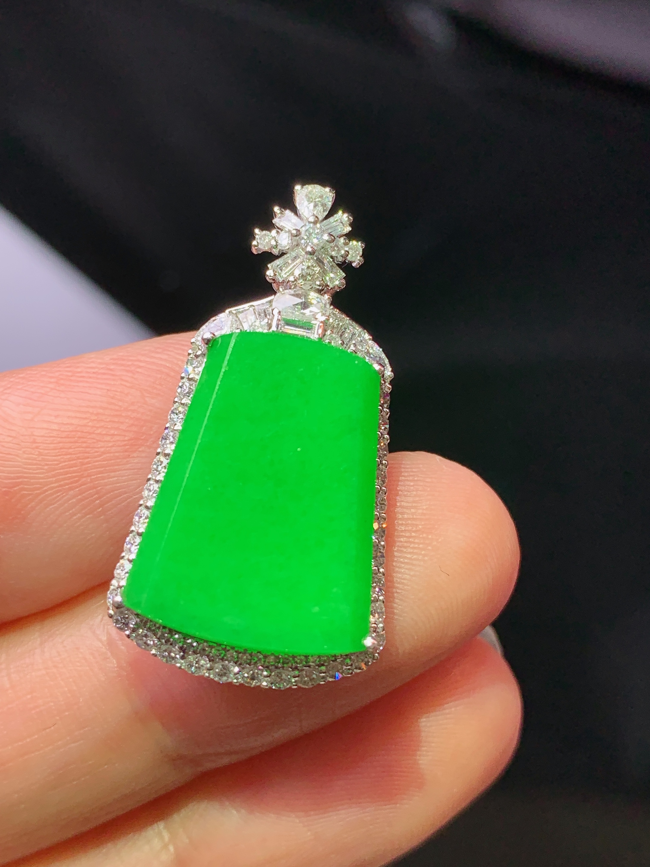 18k金钻镶嵌满绿无事牌吊坠 玉质细腻 色泽艳丽清新 水润亮眼 整体尺寸28.8*15.5*6.8m3