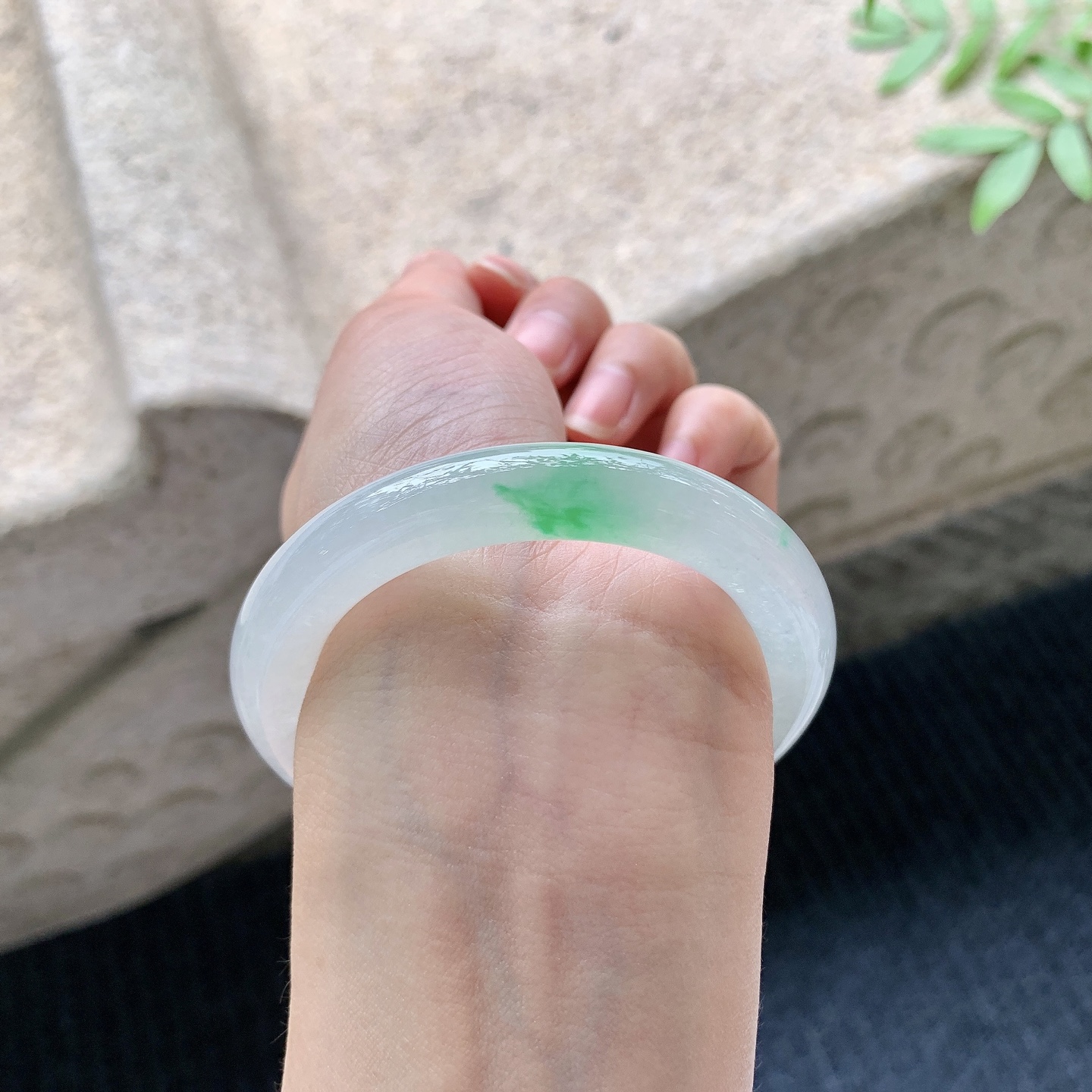 圆条49 50 【圈口】50.5/9.3/9.4 【编码】LH041035 【描述】糯冰飘阳绿，水润，种老，细腻，打灯有棉线