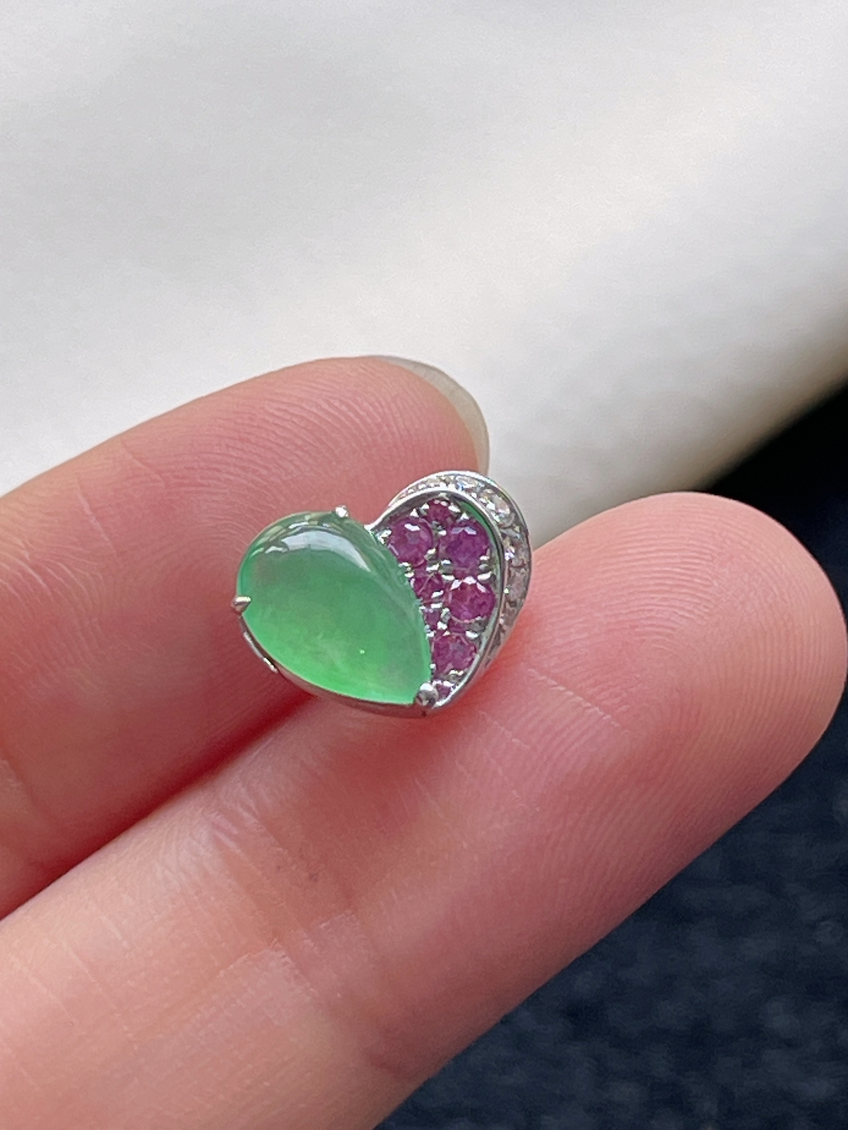 18k金翡翠冰糯种浅绿色爱心精致挂件