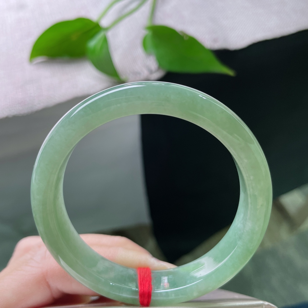 54.5/12.1/7.9，湖水绿正圈，水头好，种老，浅绿凝脂，越戴越润。。ss46669a