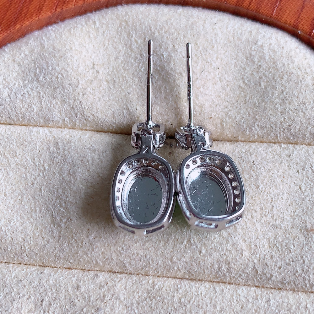 冰满绿翡翠925银镶嵌耳钉，自然光实拍，翠色灵动，颜色漂亮，种老水足，品相佳，佩戴佳品！W502.8  取一整体尺寸：16-8-6.3mm  裸石尺寸：8-5.8mm