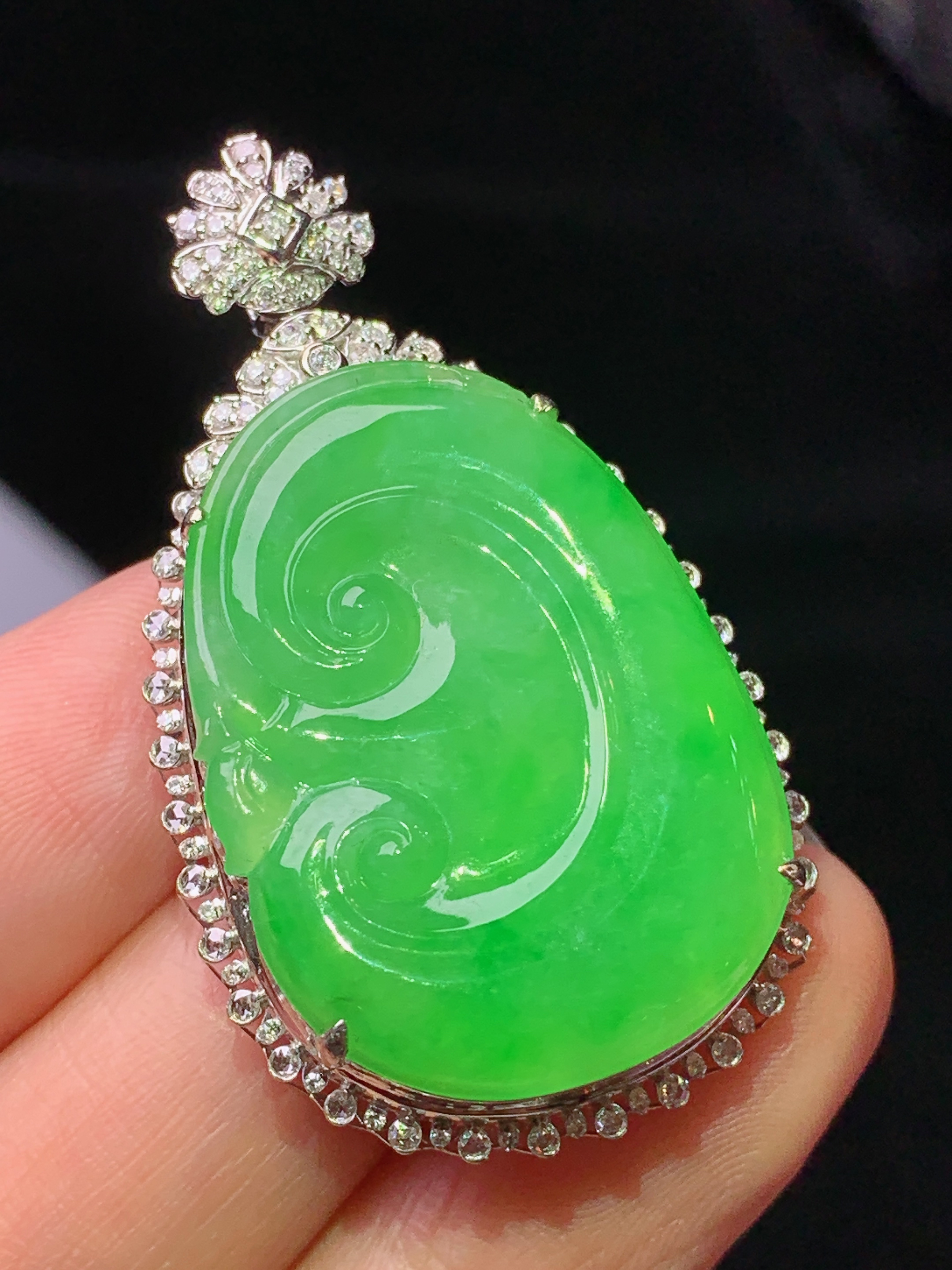 18k金钻镶嵌翠绿如意吊坠 玉质细腻 色泽艳丽清新 水润亮眼 整体尺寸43*24.8*8.5j2