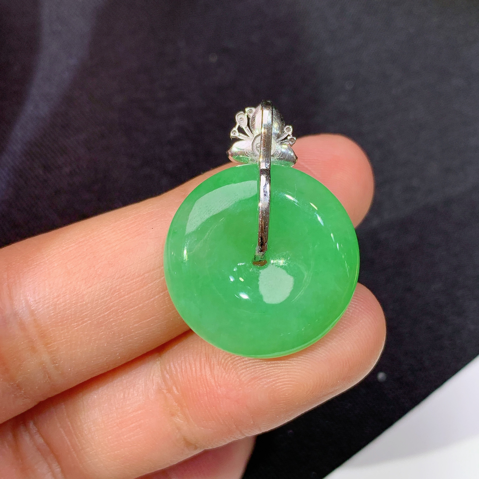 阳绿平安扣吊坠，18k金镶嵌，冰润细腻，色阳，种水足，Quq 尺寸26.2*19.6*4.8