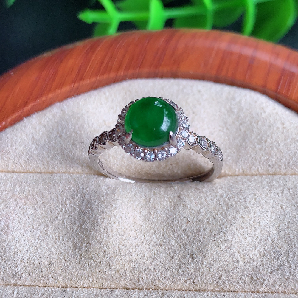 冰满绿翡翠蛋面戒指 925银镶嵌  玉质细腻  冰清玉润  飘花灵动  颜色漂亮  W481.8  内径尺寸：17-9.8-7mm  裸石尺寸：7mm