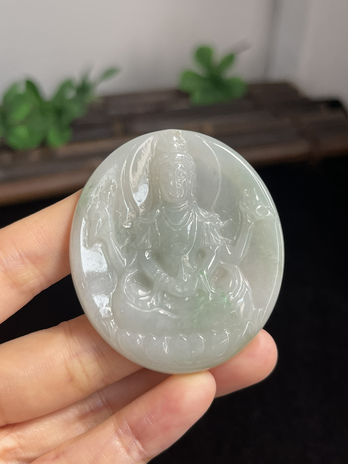 翡翠糯化种淡绿色挂件