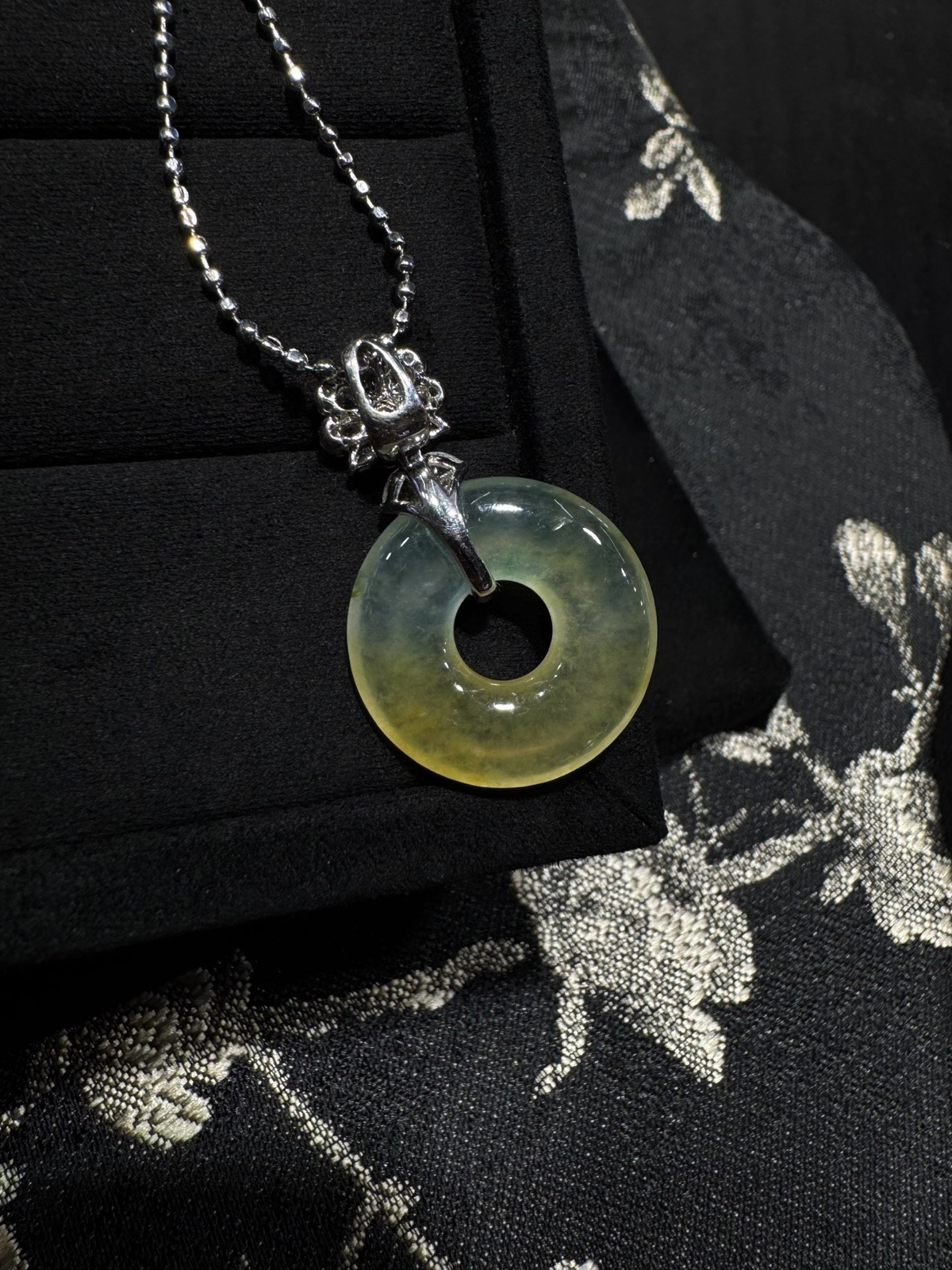 冰种黄翡平安扣 种老冰润

色彩绚丽的柠檬黄 平安圆满

整体29.6 裸19-3.2