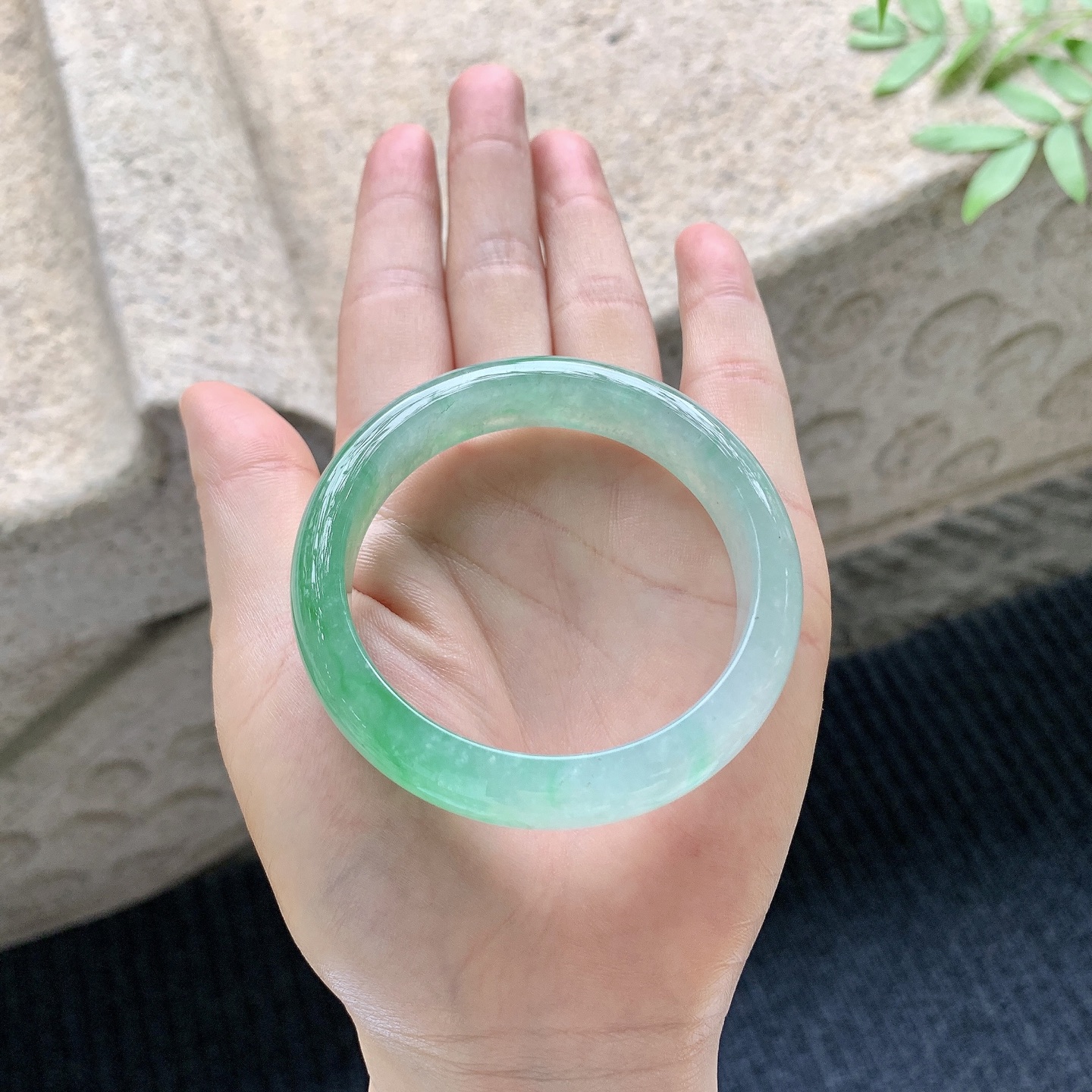 正圈50 51 【圈口】51.5/12/7.2 【编码】A1041041 【描述】糯冰飘绿，水润，种老，细腻，有纹线