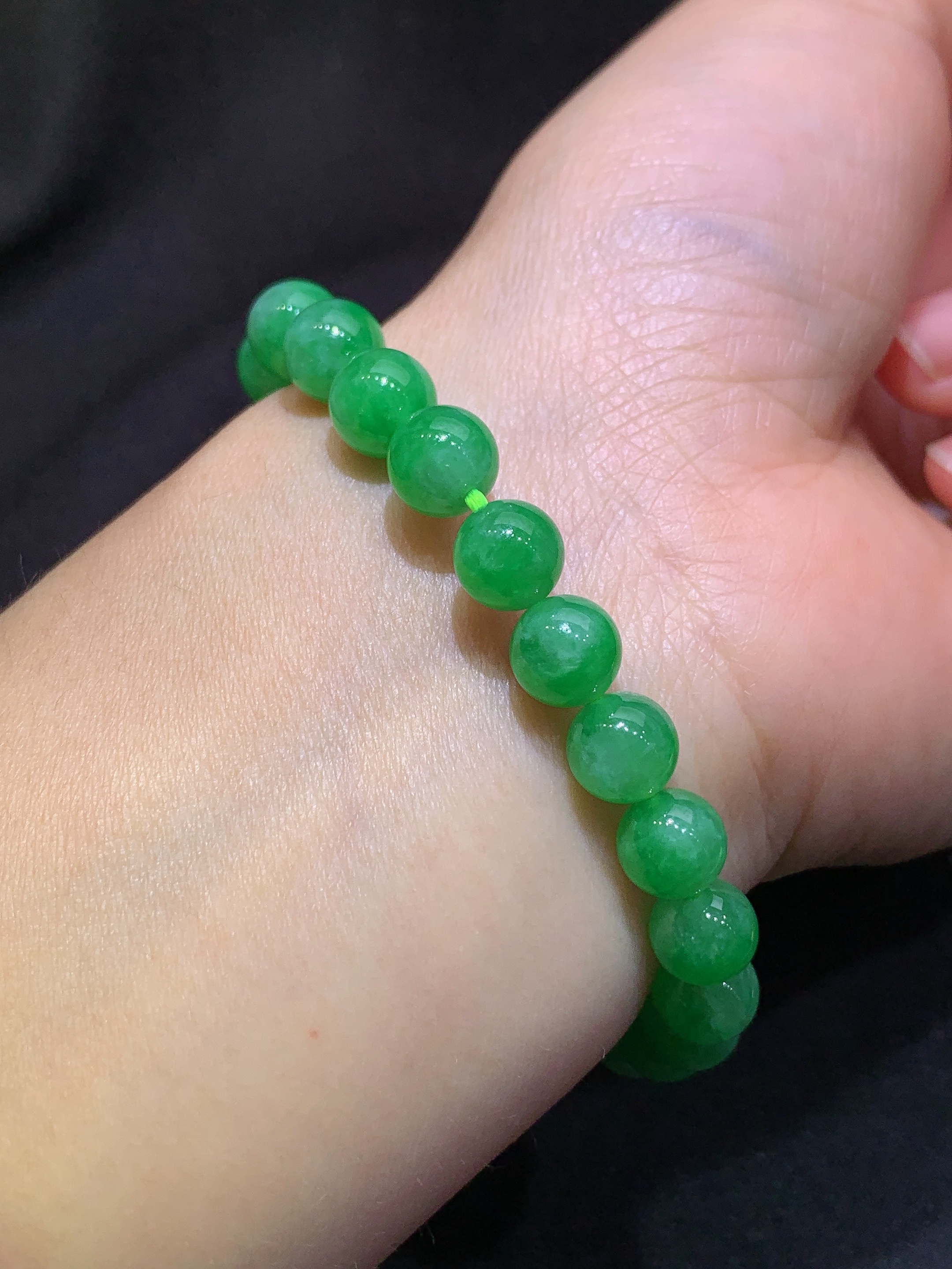 满绿圆珠手链 玉质细腻 色泽艳丽清新 水润亮眼 圈口13 整体尺寸7.9