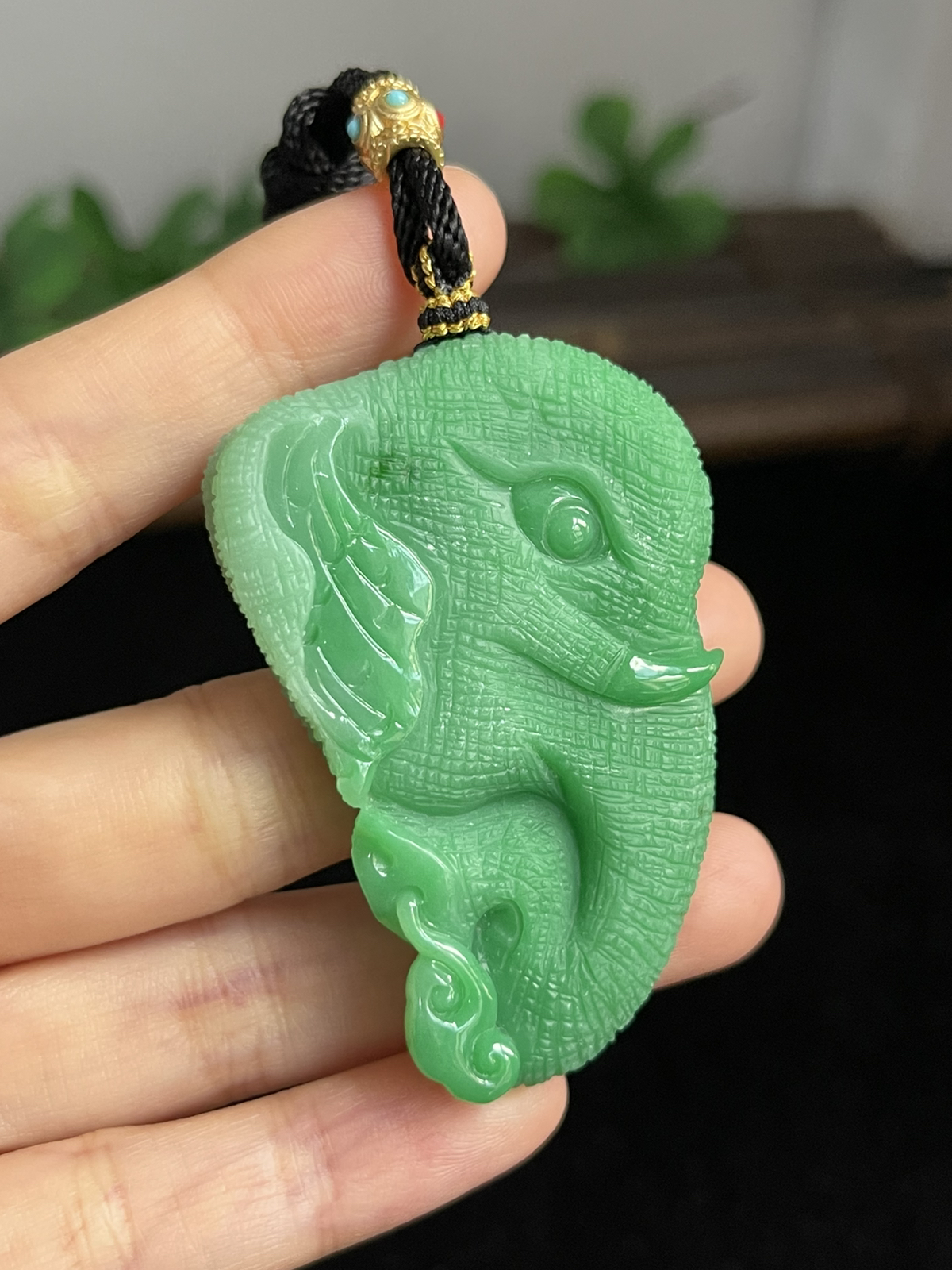 翡翠糯化种绿色吊坠