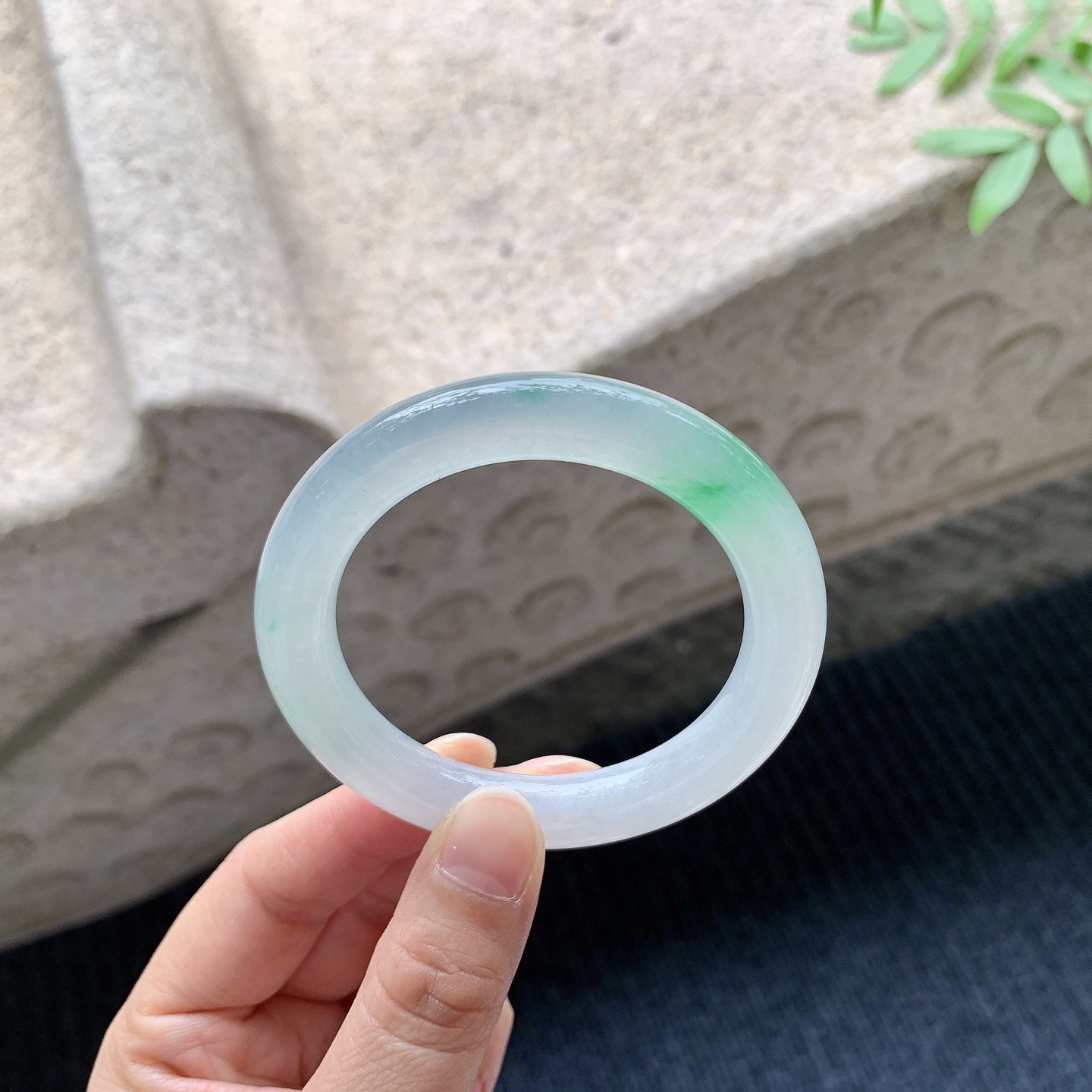 圆条49 50 【圈口】50.5/9.3/9.4 【编码】LH041035 【描述】糯冰飘阳绿，水润，种老，细腻，打灯有棉线