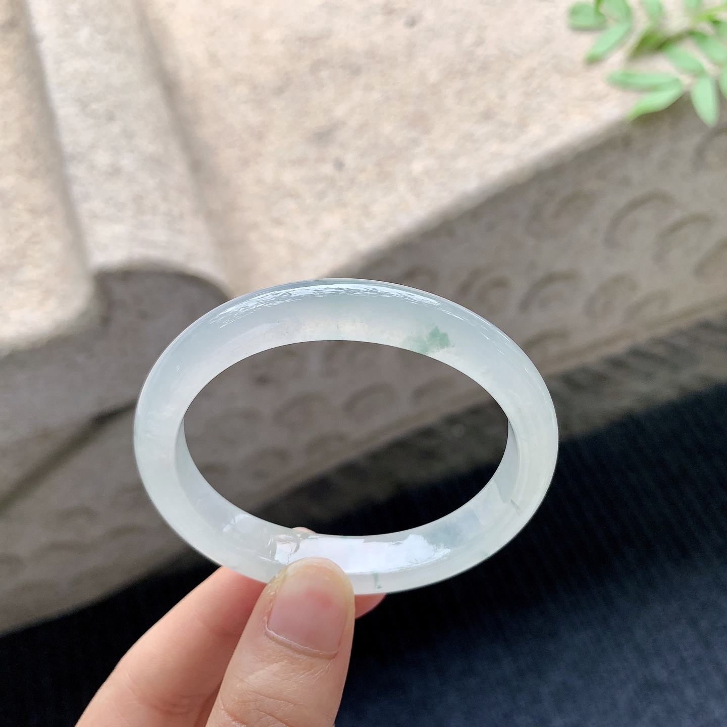 贵妃51 52 【圈口】52.3/45/10/7 【编码】DZ041021 【描述】糯冰飘花，水润，种老，细腻，无纹裂