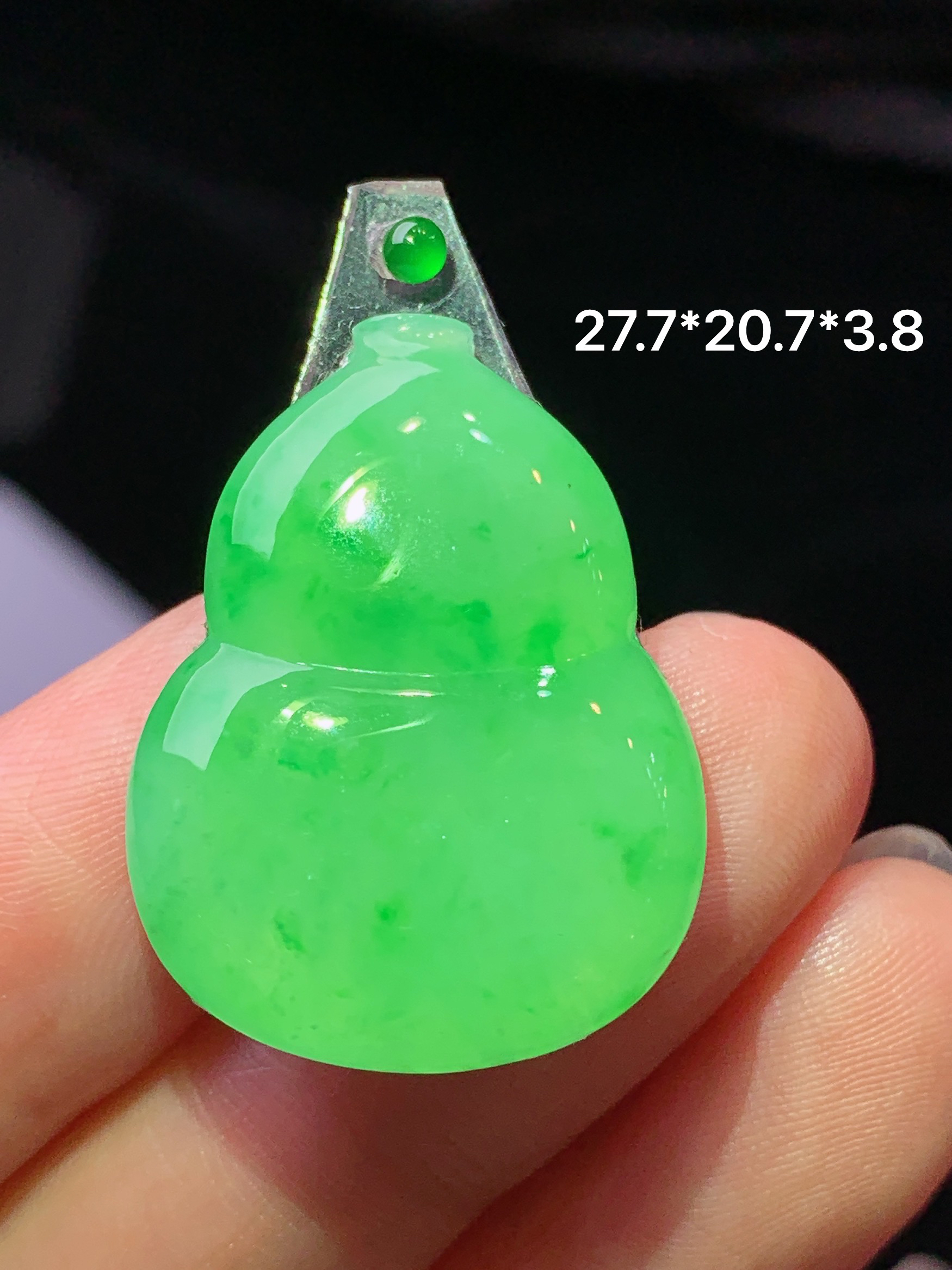 镶嵌款 翠绿葫芦吊坠 玉质细腻 色泽艳丽清新 水润亮眼 整体尺寸27.7*20.7*3.8*2x