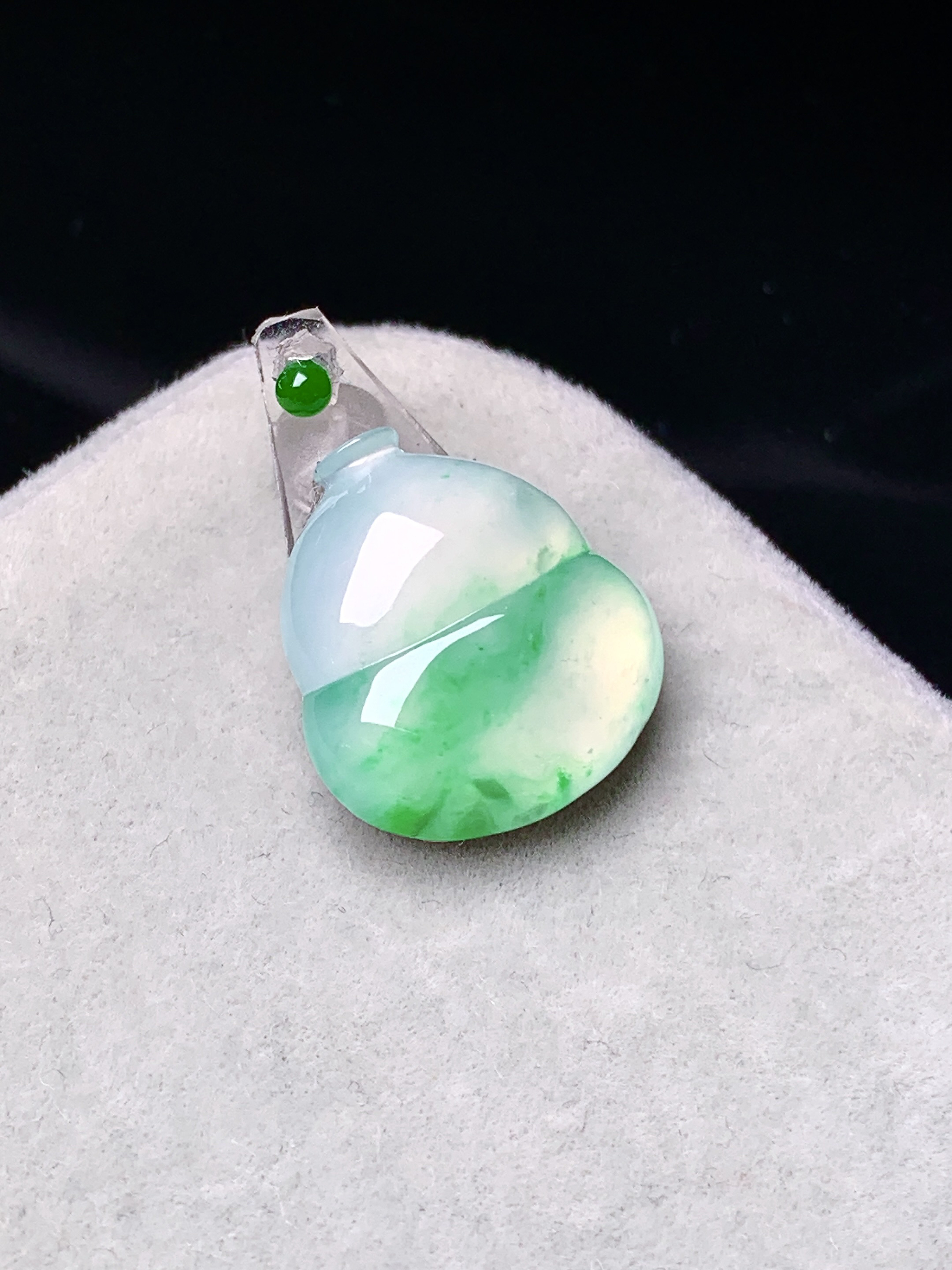 镶嵌款 冰种飘绿葫芦吊坠 玉质细腻 色泽艳丽清新 水润亮眼 整体尺寸16.2*14.8*4*2x