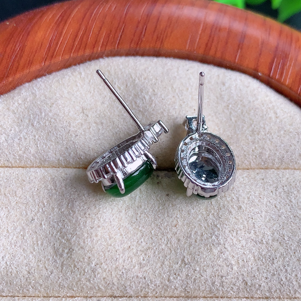 冰满绿翡翠925银镶嵌耳钉，自然光实拍，翠色灵动，颜色漂亮，种老水足，品相佳，佩戴佳品！W502.8  取一整体尺寸：13.6-8.5-6mm  裸石尺寸：8.2-6.2mm