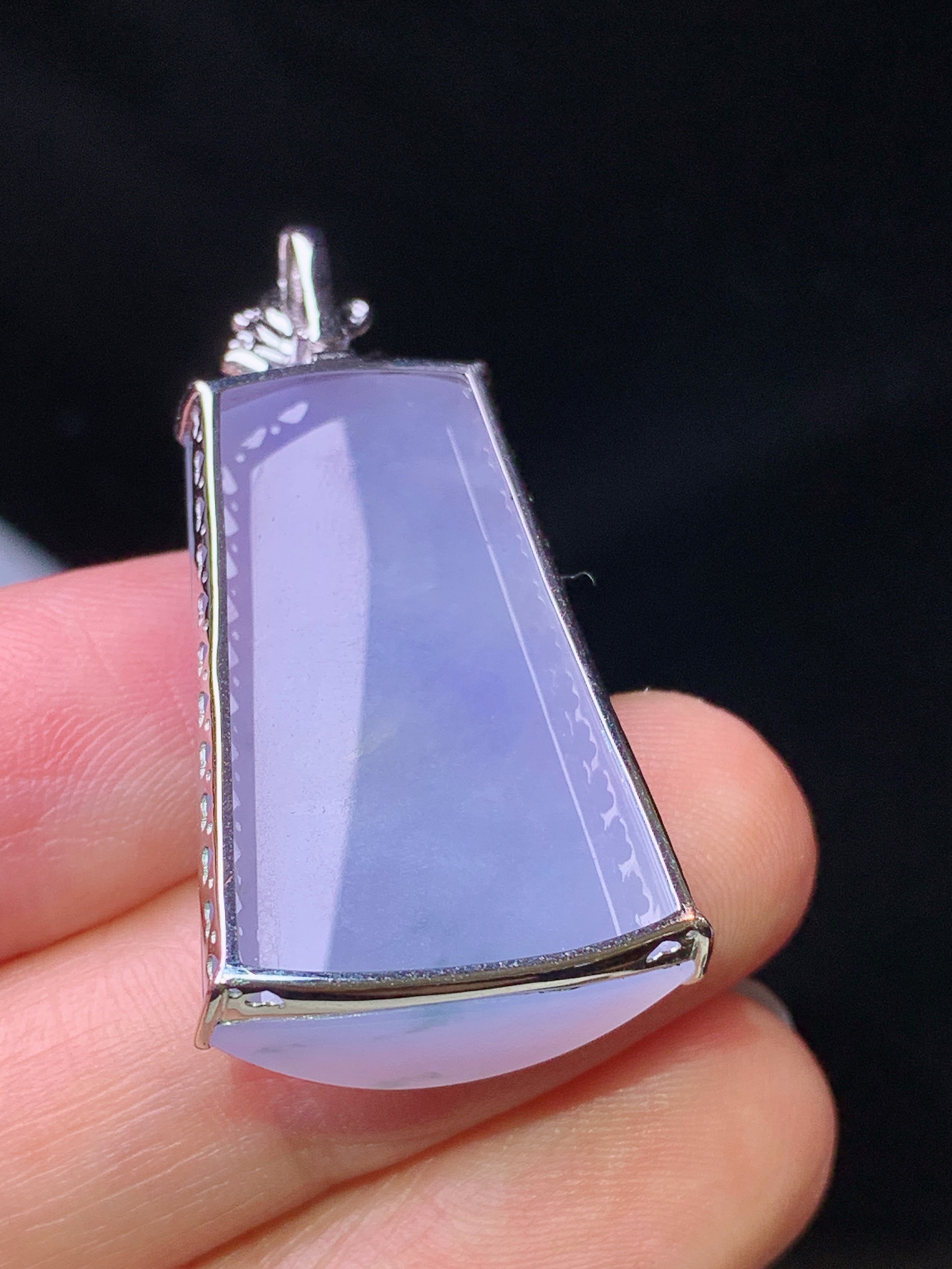 18k金钻镶嵌紫罗兰玉柱吊坠 玉质细腻 色泽艳丽清新 水润亮眼 整体尺寸36*17.8*8.3x5