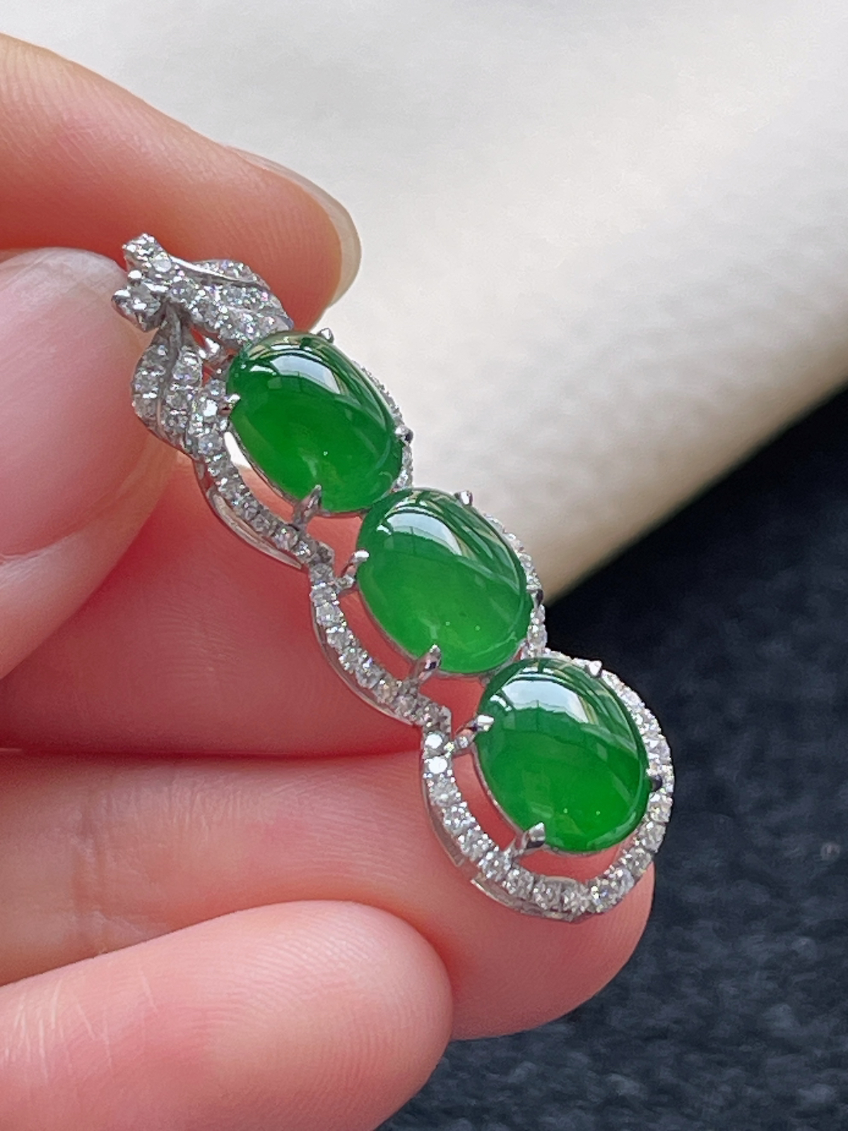 18k金翡翠冰糯种满绿四季豆挂件