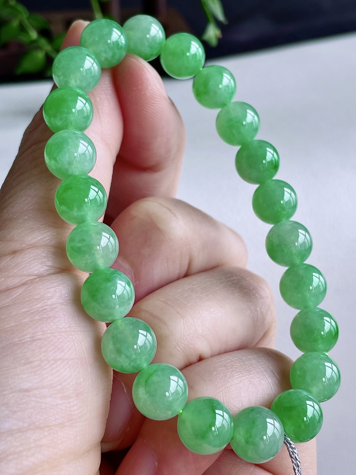 【珠子】冰阳绿手串圆珠珠子手串
【说明】缅料 性价比高  
【尺寸】8.5-8.3mm..