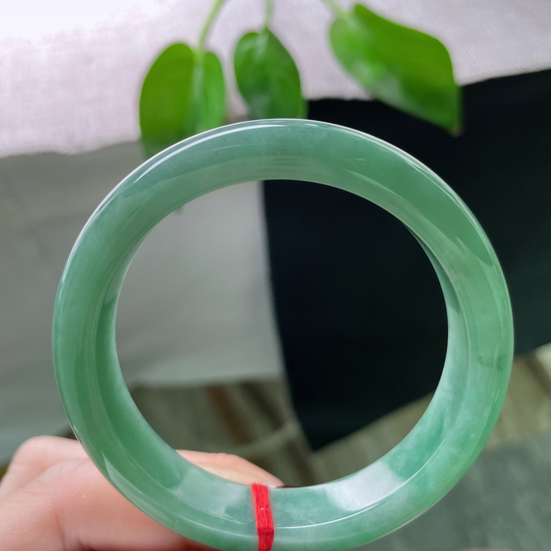 54.5/12/7.8，绿底正圈，水润，质地温润细腻，心若向绿，处处青山。一点皮纹，ss50144a
