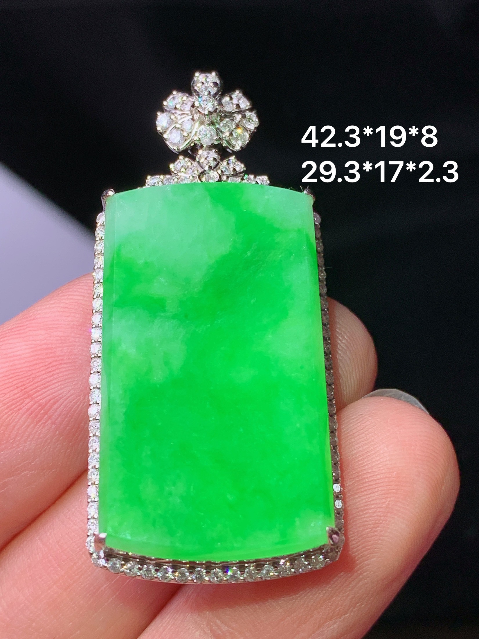 18k金钻镶嵌翠绿无事牌吊坠 玉质细腻 色泽艳丽清新 水润亮眼 整体尺寸42.3*19*8j2