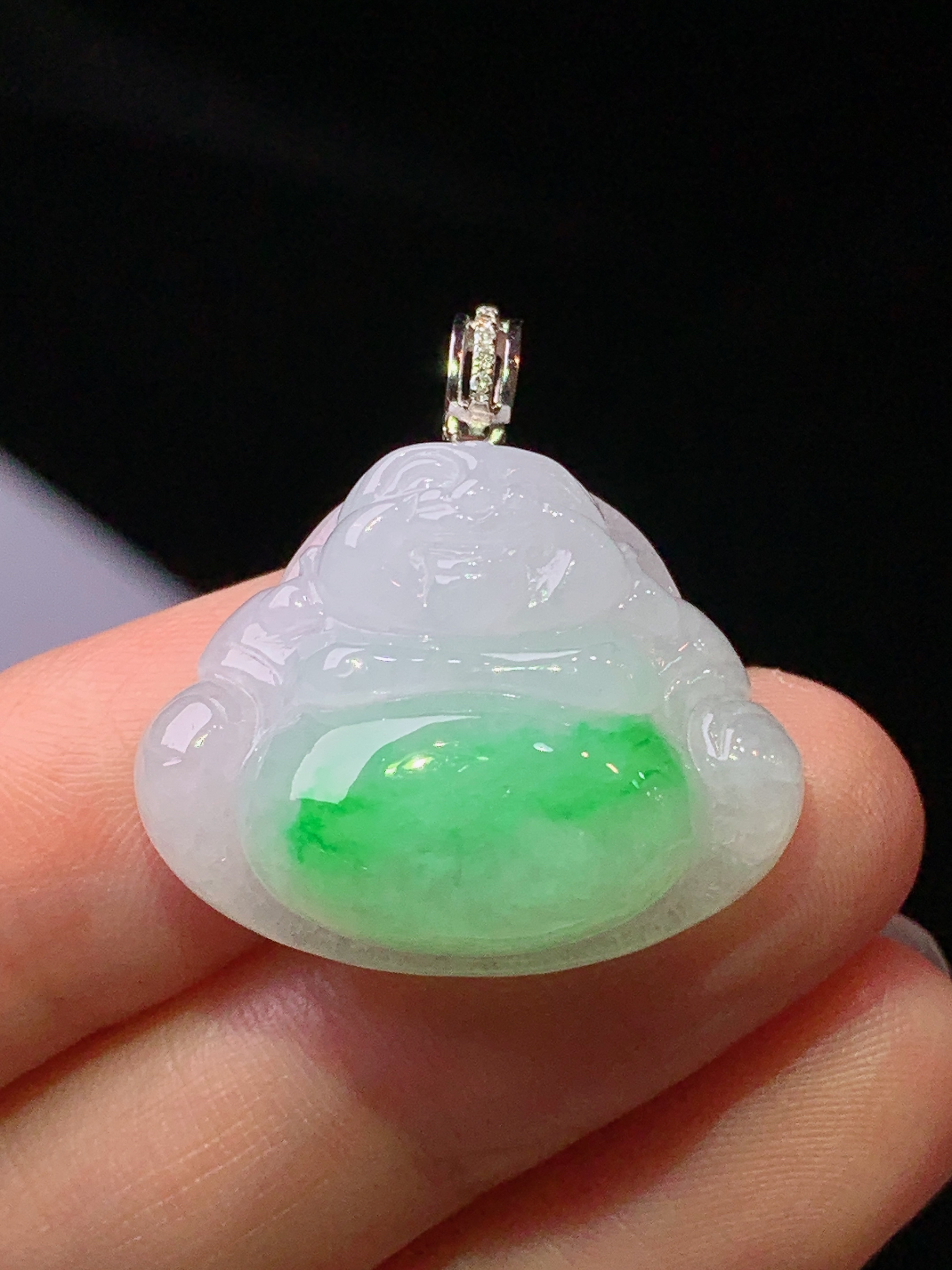 18k金镶嵌飘绿佛公吊坠 玉质细腻 色泽艳丽清新 水润亮眼 整体尺寸26.7*25.3*8.5L4
