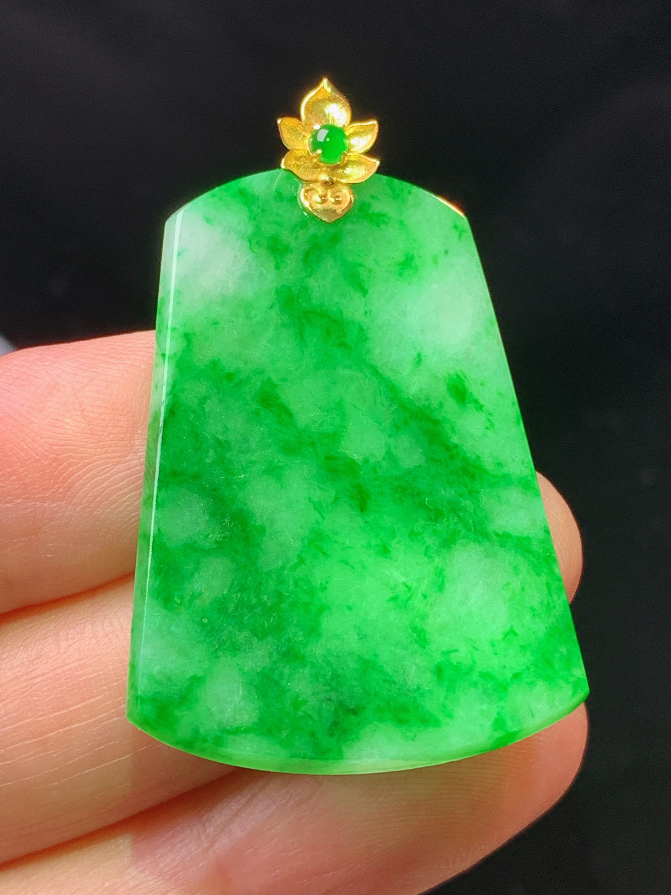 18k金镶嵌翠绿无事牌吊坠 玉质细腻 色泽艳丽清新 水润亮眼 整体尺寸40.3*25.8*2m1