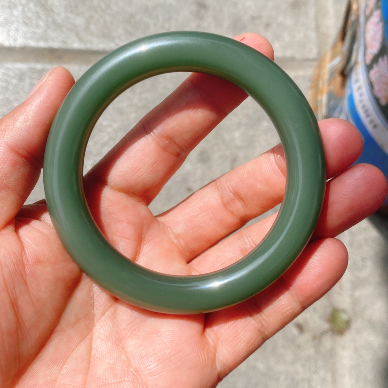 臻品圈口61/11和田玉俄罗斯碧玉冰底鸭蛋青圆条 玉质细腻油润。手推出油。品相大气