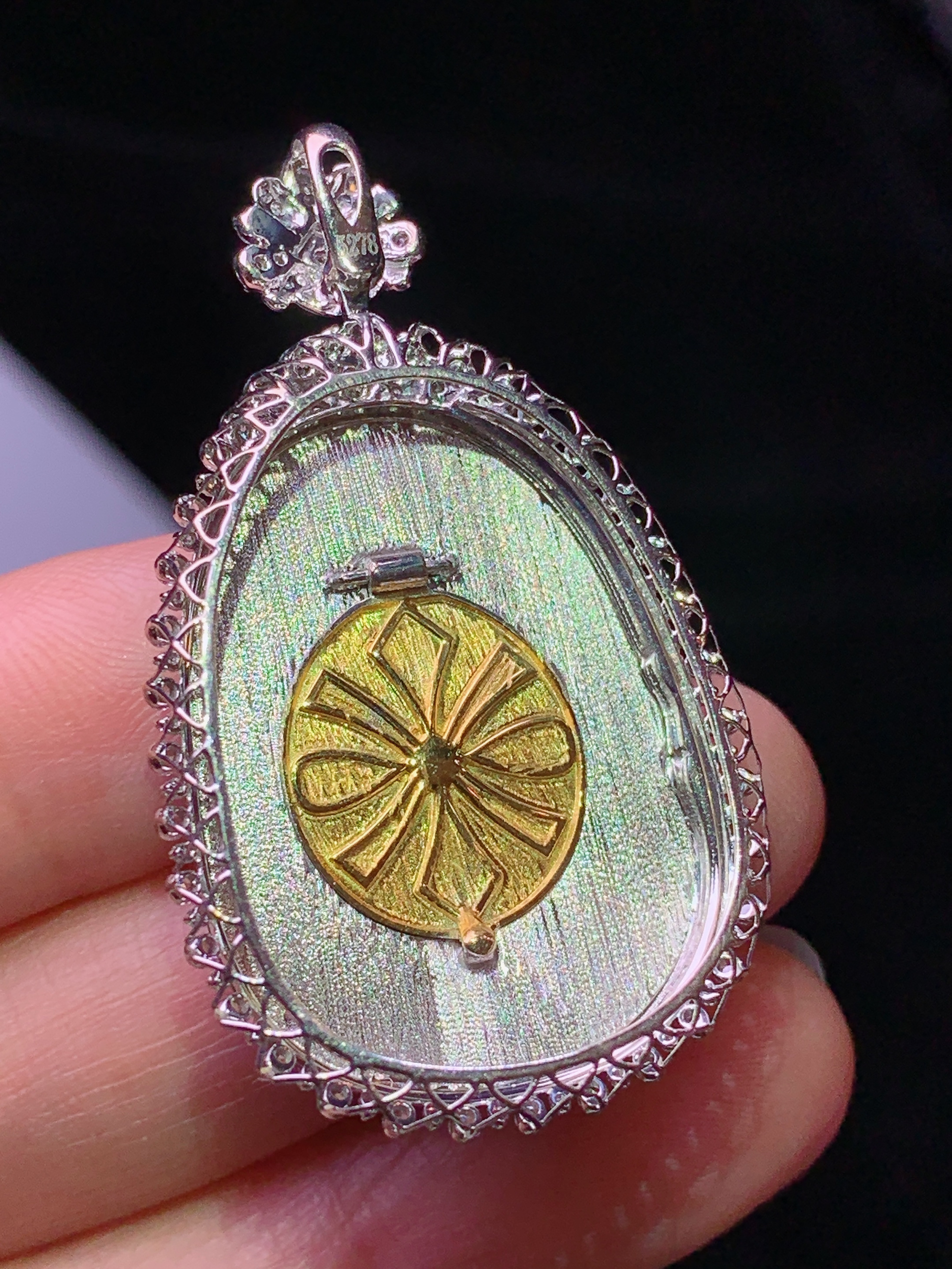 18k金钻镶嵌翠绿如意吊坠 玉质细腻 色泽艳丽清新 水润亮眼 整体尺寸43*24.8*8.5j2