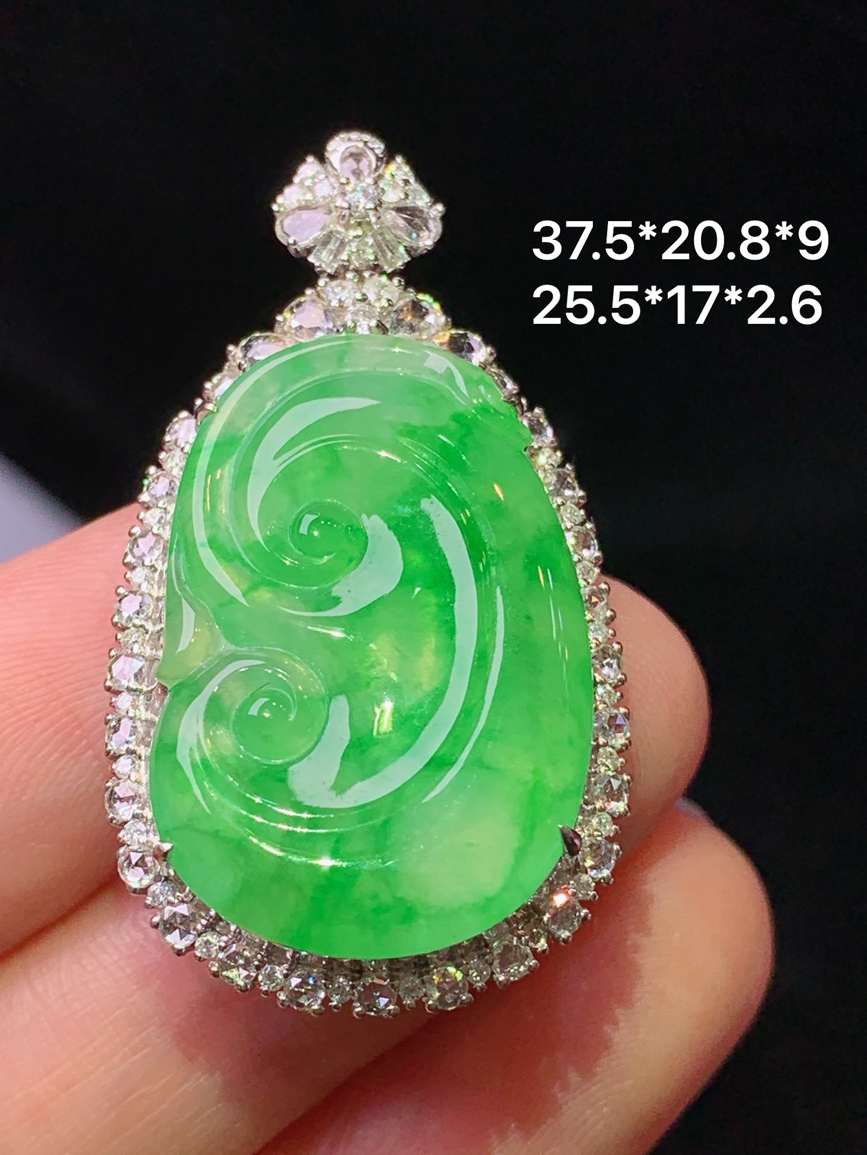 18k金钻镶嵌翠绿如意吊坠 玉质细腻 色泽艳丽清新 水润亮眼 整体尺寸37.5*20.8*9m5