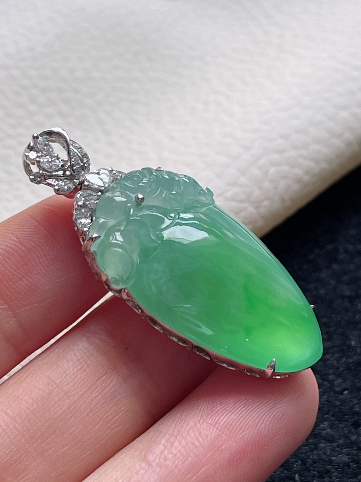 18k金翡翠冰糯种浅绿色福瓜挂件