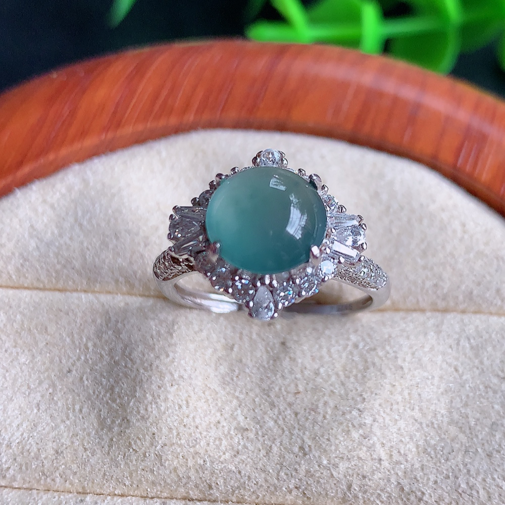 冰晴水精美蛋面翡翠戒指  玉质细腻  冰清玉润  飘花灵动  颜色漂亮  W502.8  内径尺寸：17.5-14.2-9.2mm  裸石尺寸：8.8mm