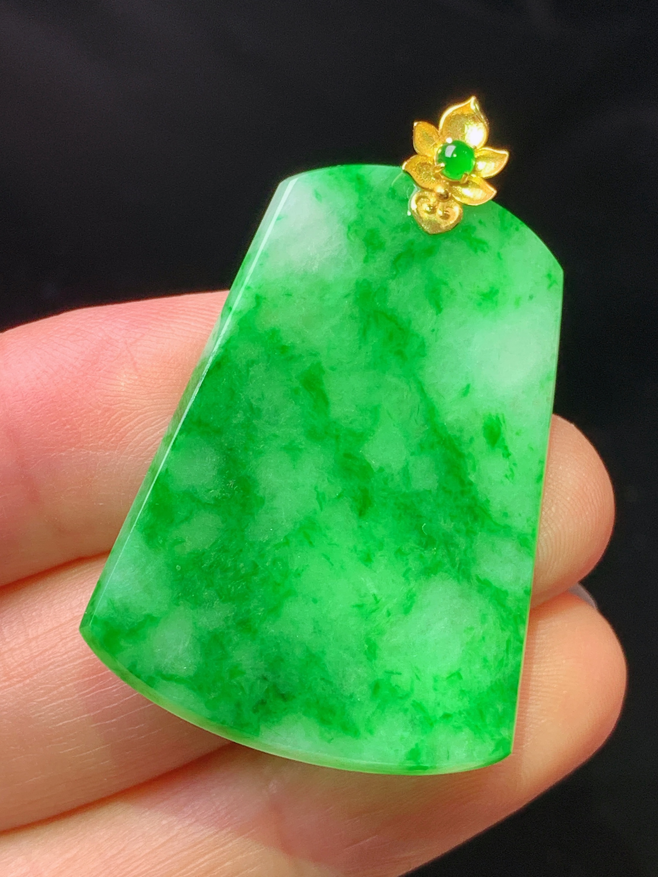 18k金镶嵌翠绿无事牌吊坠 玉质细腻 色泽艳丽清新 水润亮眼 整体尺寸40.3*25.8*2m1