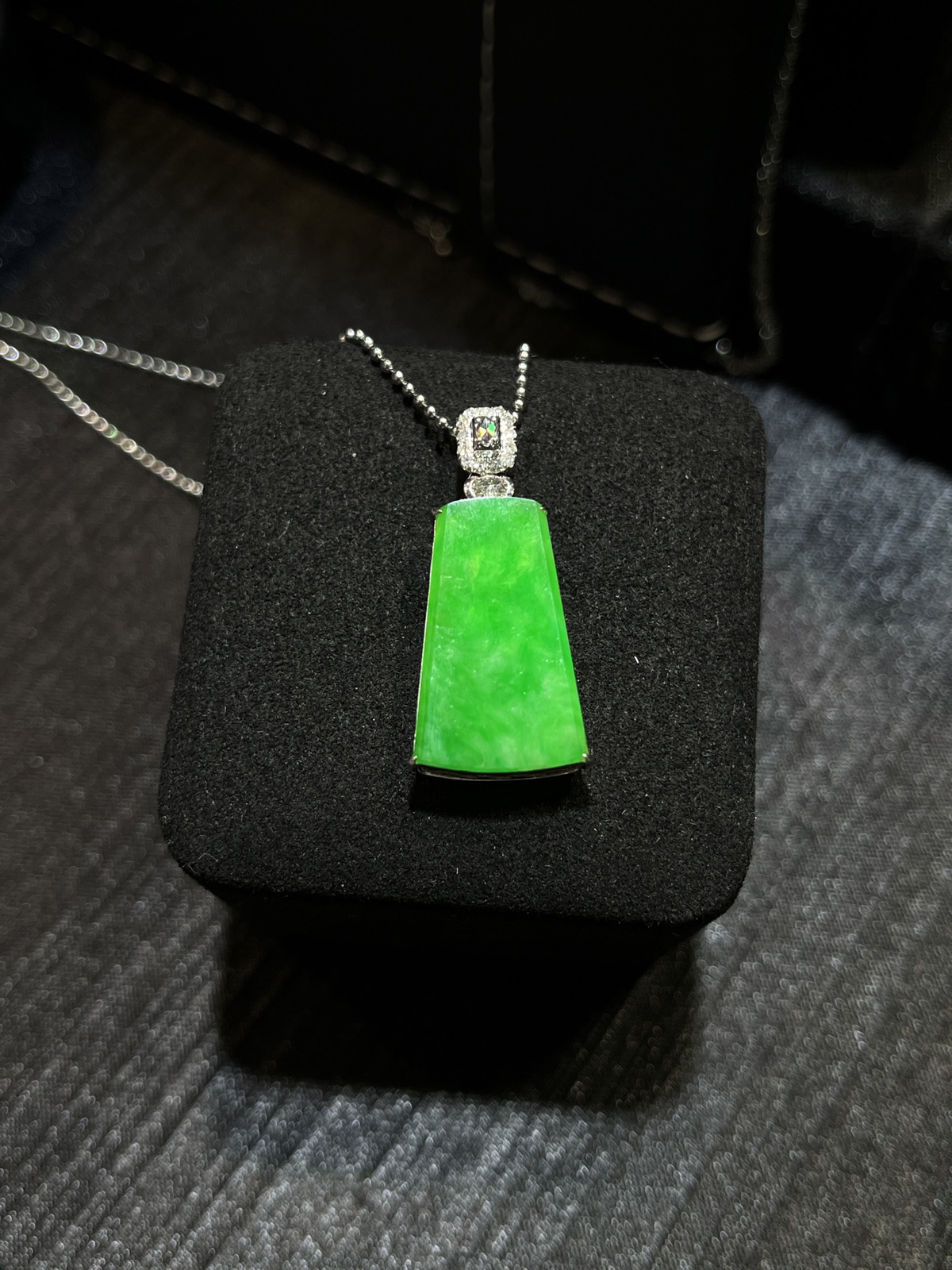 裸镶正阳绿无事牌……
简约时尚
-

颜色鲜明，料子厚装
18k金镶嵌
尺寸看图一