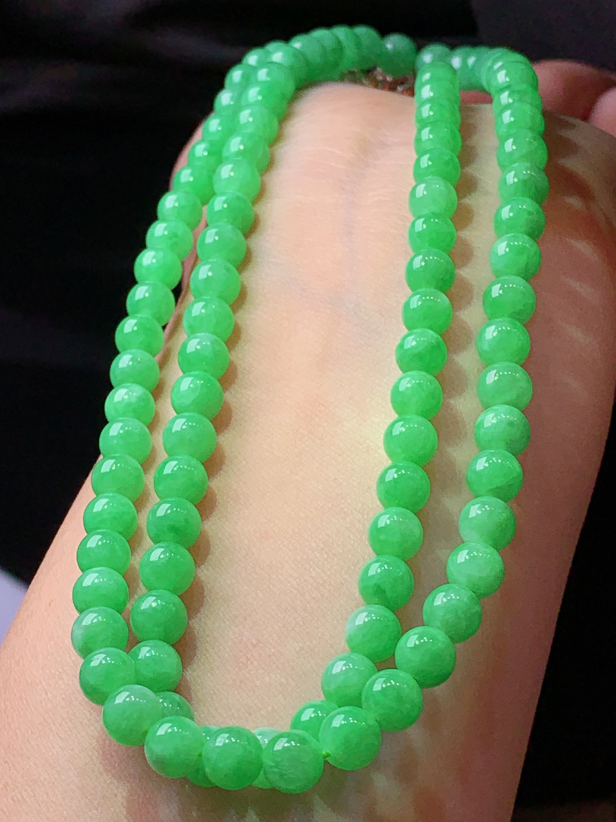 翠绿圆通项链 玉质细腻 色泽艳丽清新 水润亮眼 整体尺寸5.8h3