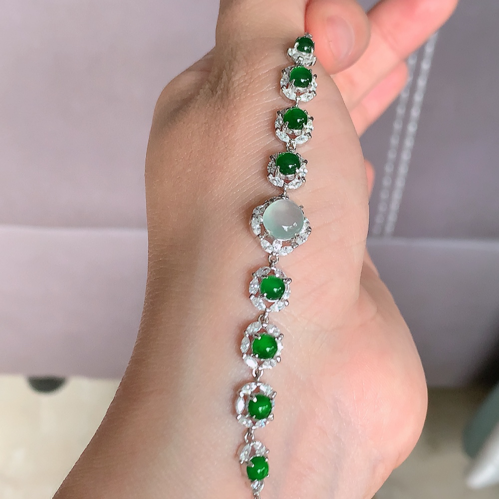 冰润满绿翡翠蛋面手链，水水润润，珠圆玉润，颜色鲜艳，妙明清净，清秀高雅，佩戴效果优雅迷人！性价比超值