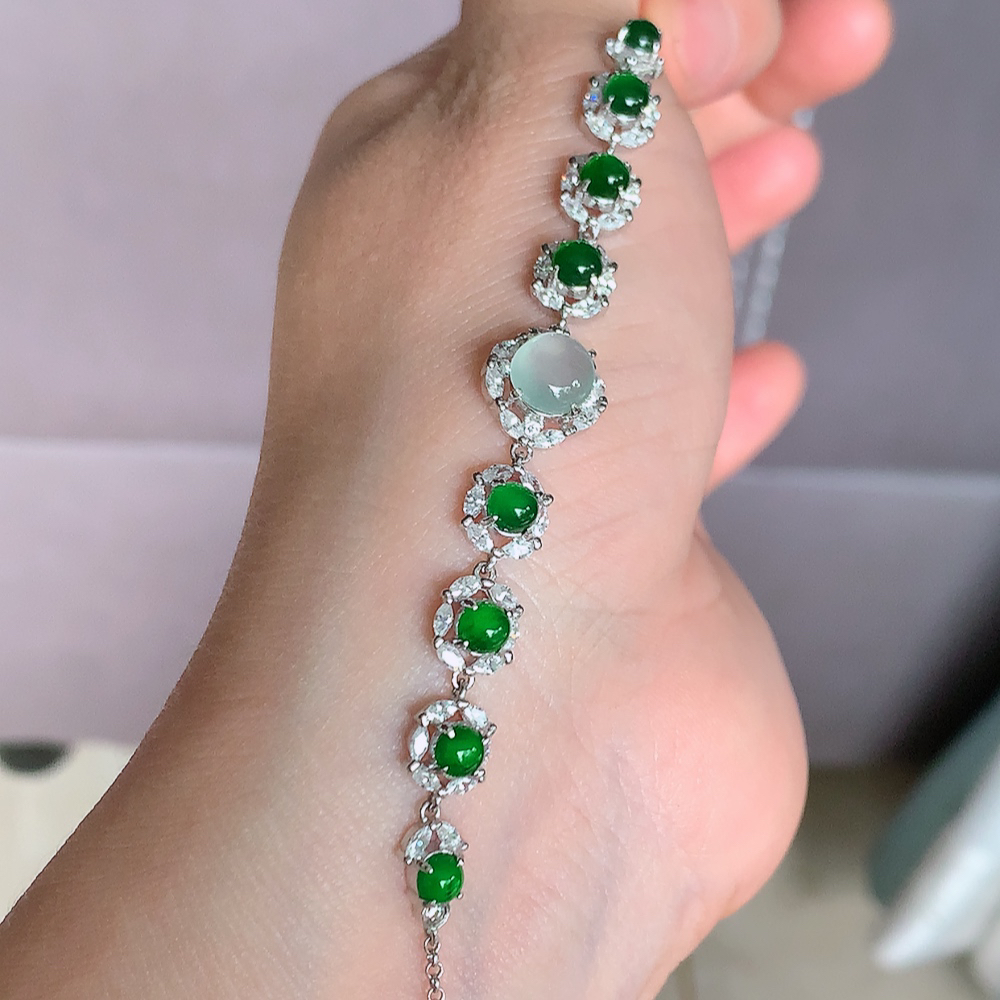 冰润满绿翡翠蛋面手链，水水润润，珠圆玉润，颜色鲜艳，妙明清净，清秀高雅，佩戴效果优雅迷人！性价比超值 W502.8  取一尺寸：10.5-10.5-6mm    裸石尺寸：7mm