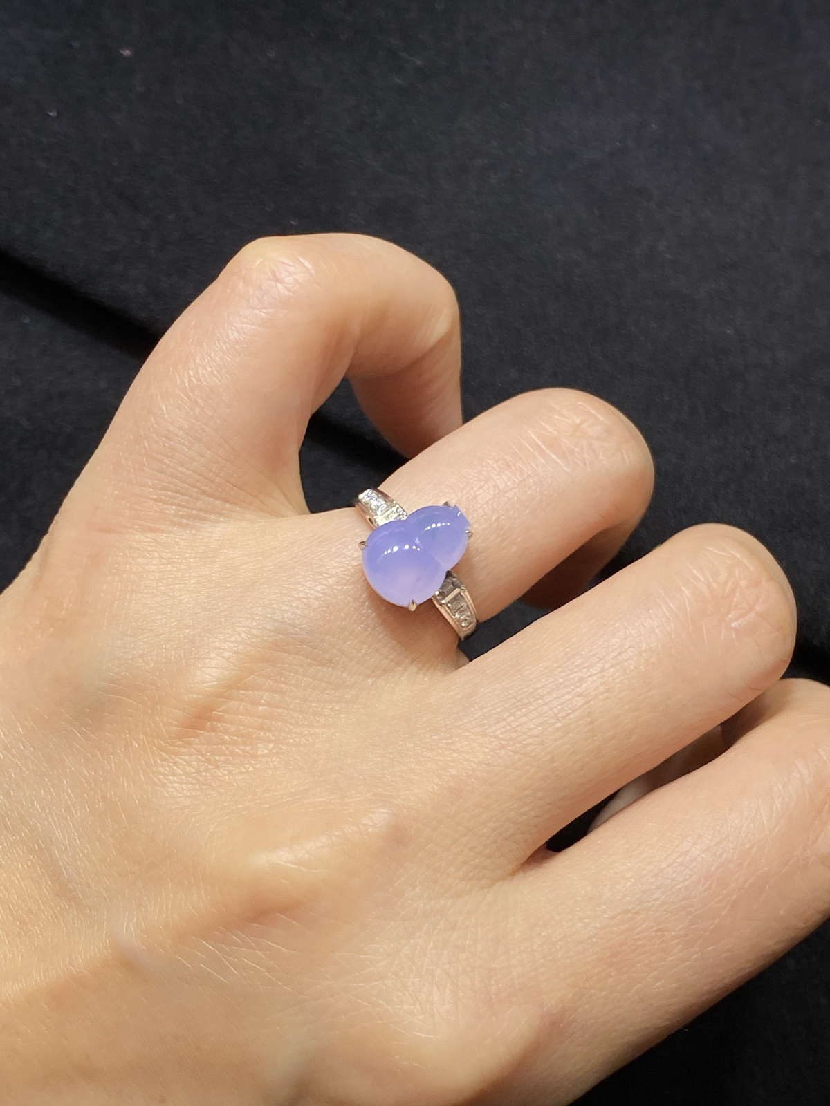 高冰 仙紫 葫芦 简镶 戒指 18k

整体尺寸11.6-8.5-7.4