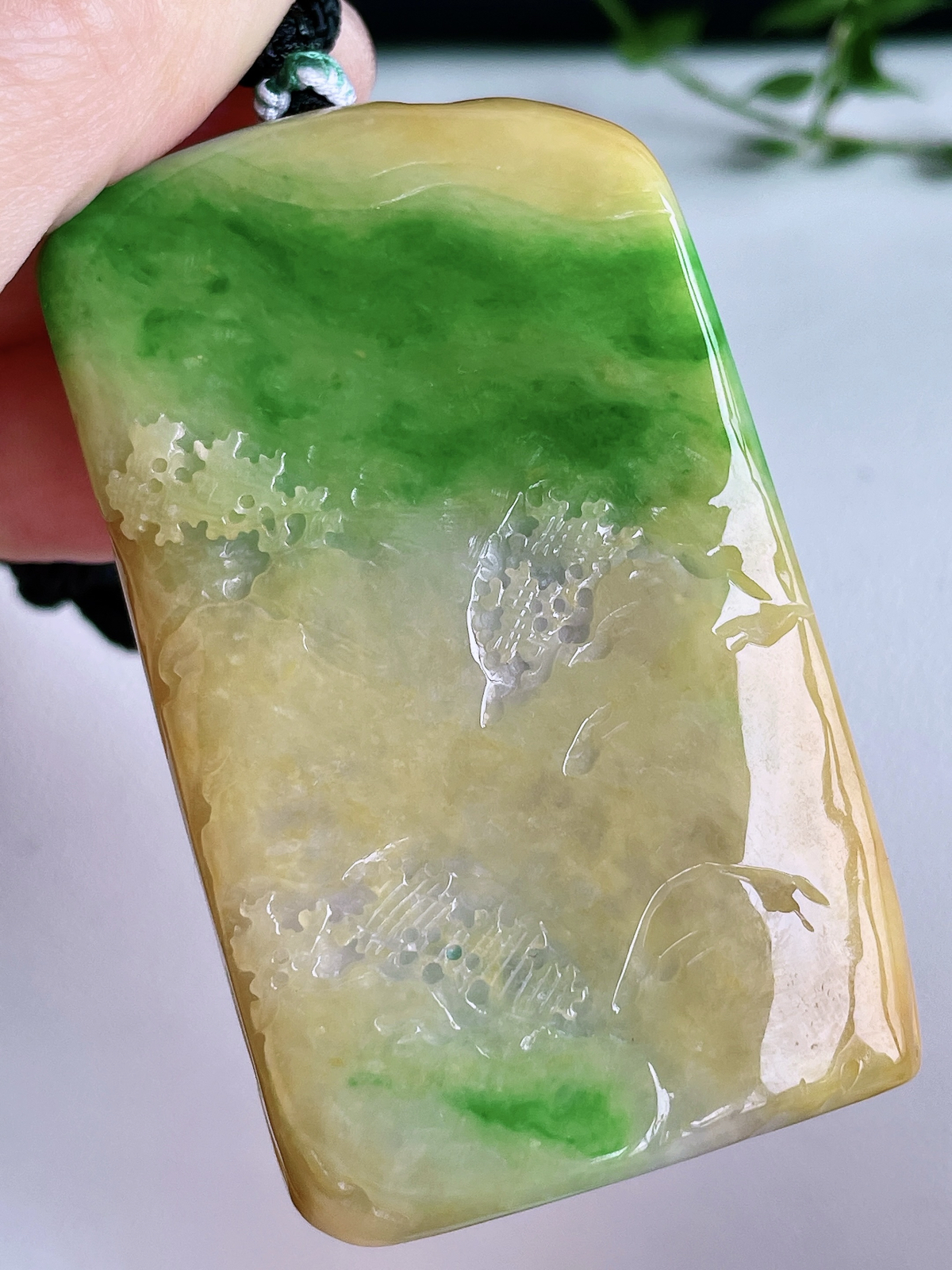 【裸石】冰黄加绿大山水牌财神爷牌吊坠
【说明】缅料 性价比高  
【尺寸】67.6-40.3-13..