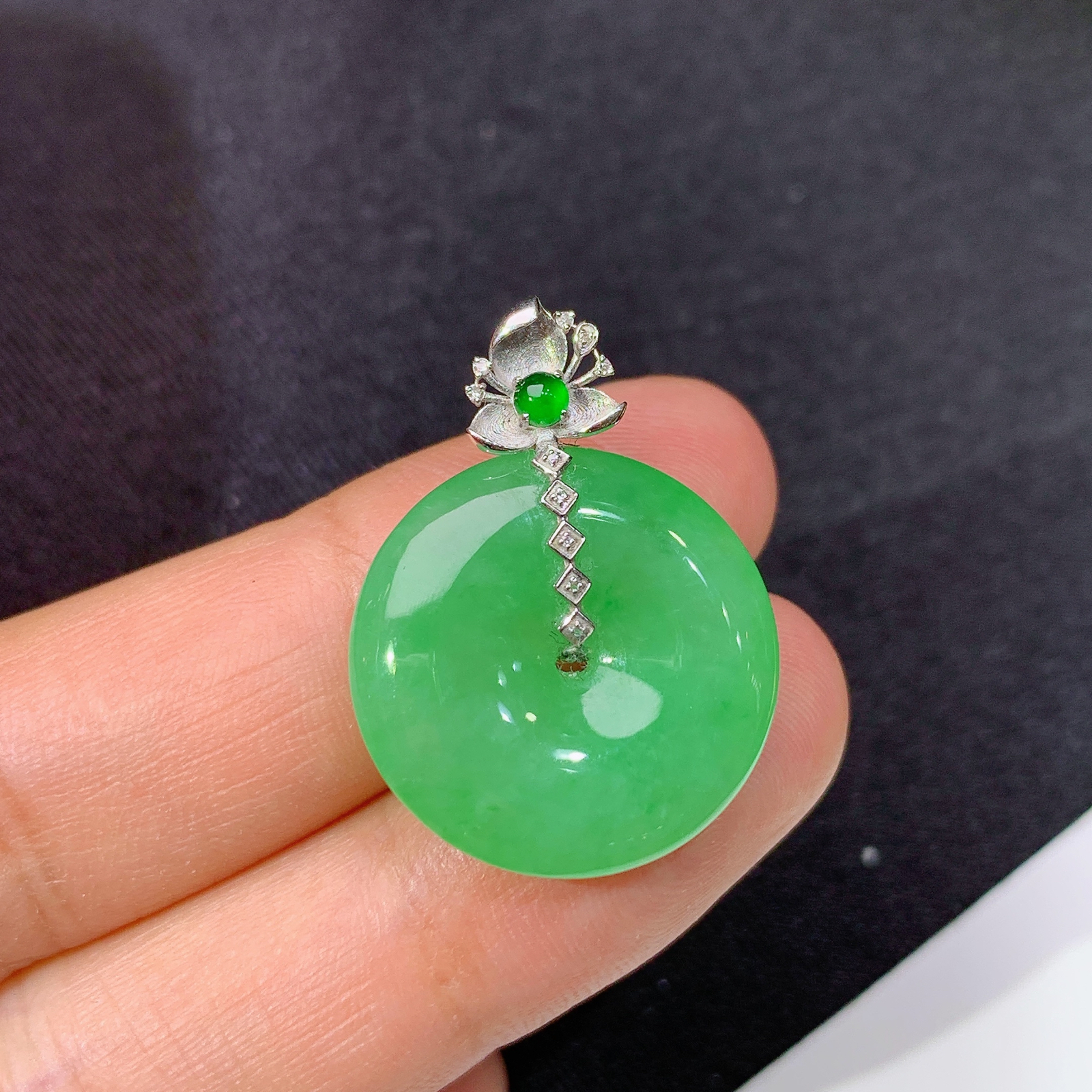 阳绿平安扣吊坠，18k金镶嵌，冰润细腻，色阳，种水足，Quq 尺寸26.2*19.6*4.8