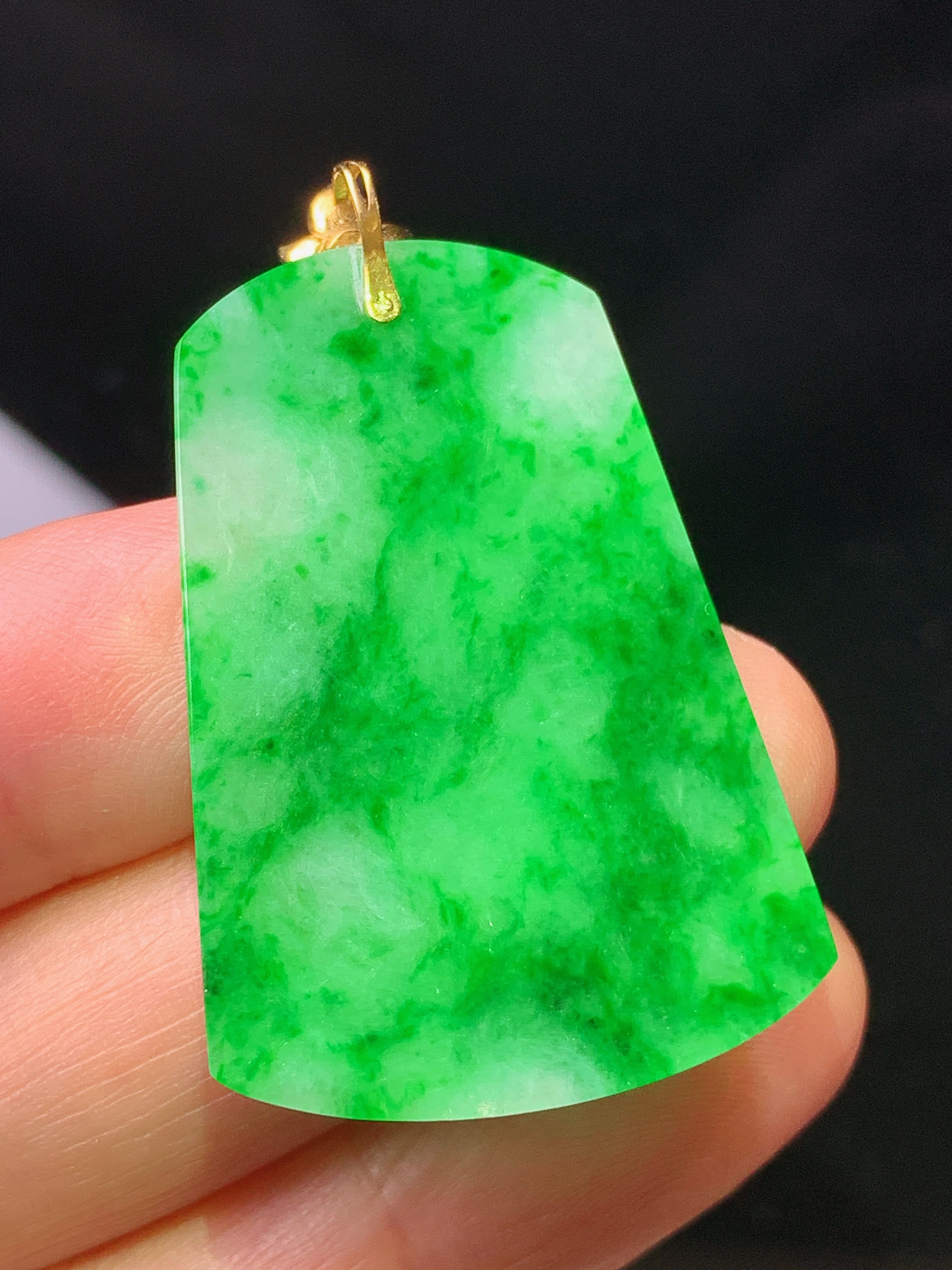 18k金镶嵌翠绿无事牌吊坠 玉质细腻 色泽艳丽清新 水润亮眼 整体尺寸40.3*25.8*2m1