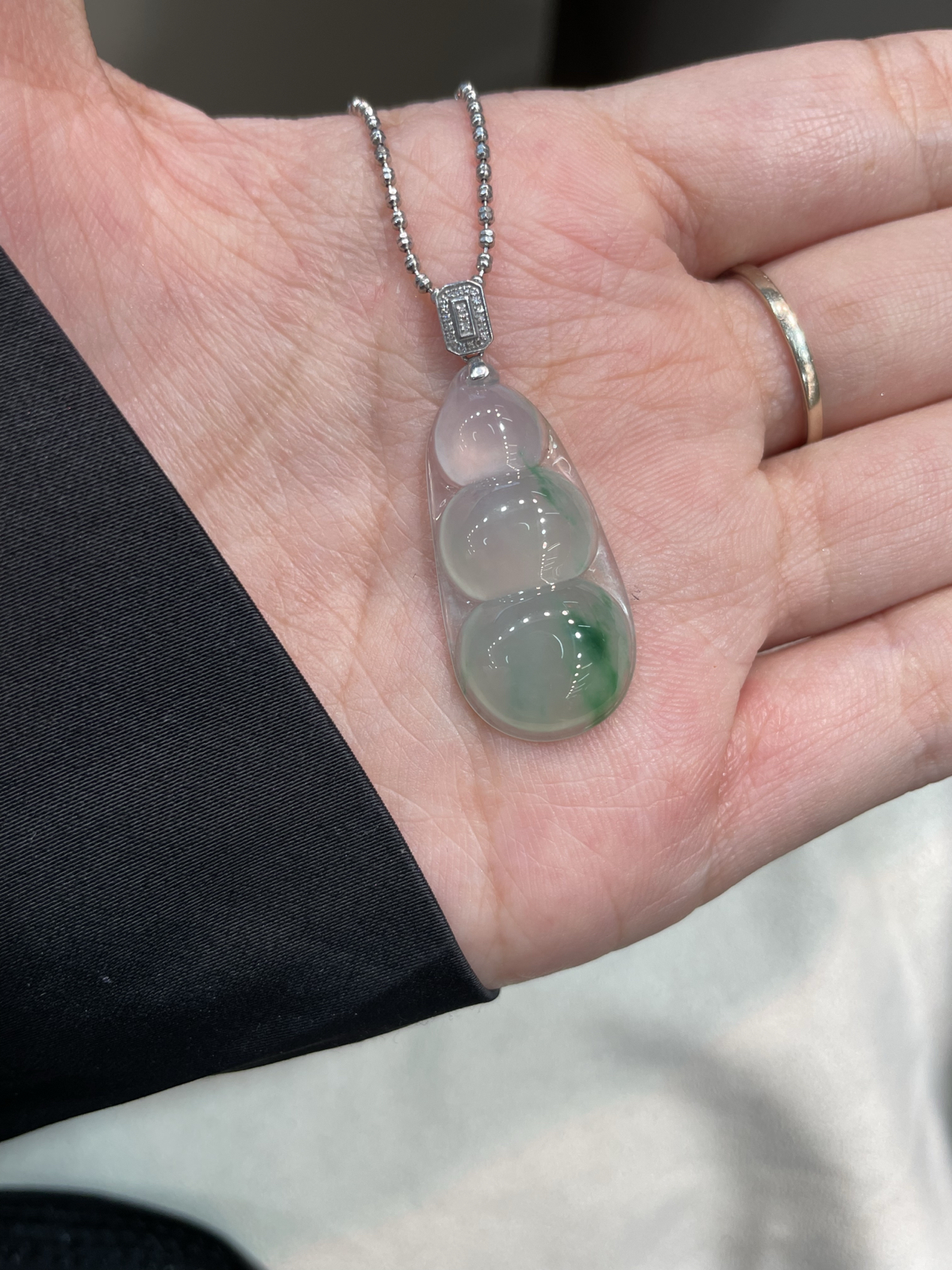 冰种 飘绿花 福豆吊坠

18k金扣头