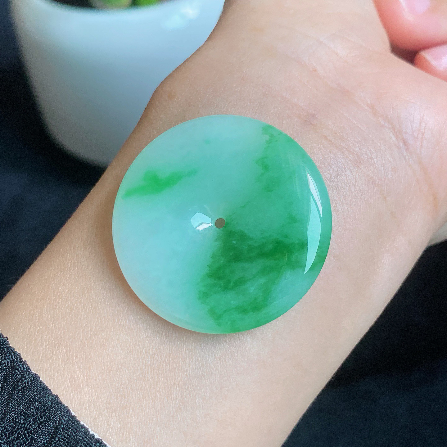 冰飘色平安扣 
料子细腻水润，阳绿飘色很吸睛
飘着清新的绿 宛如青山云雾 灵动又雅致
尺寸如图一 