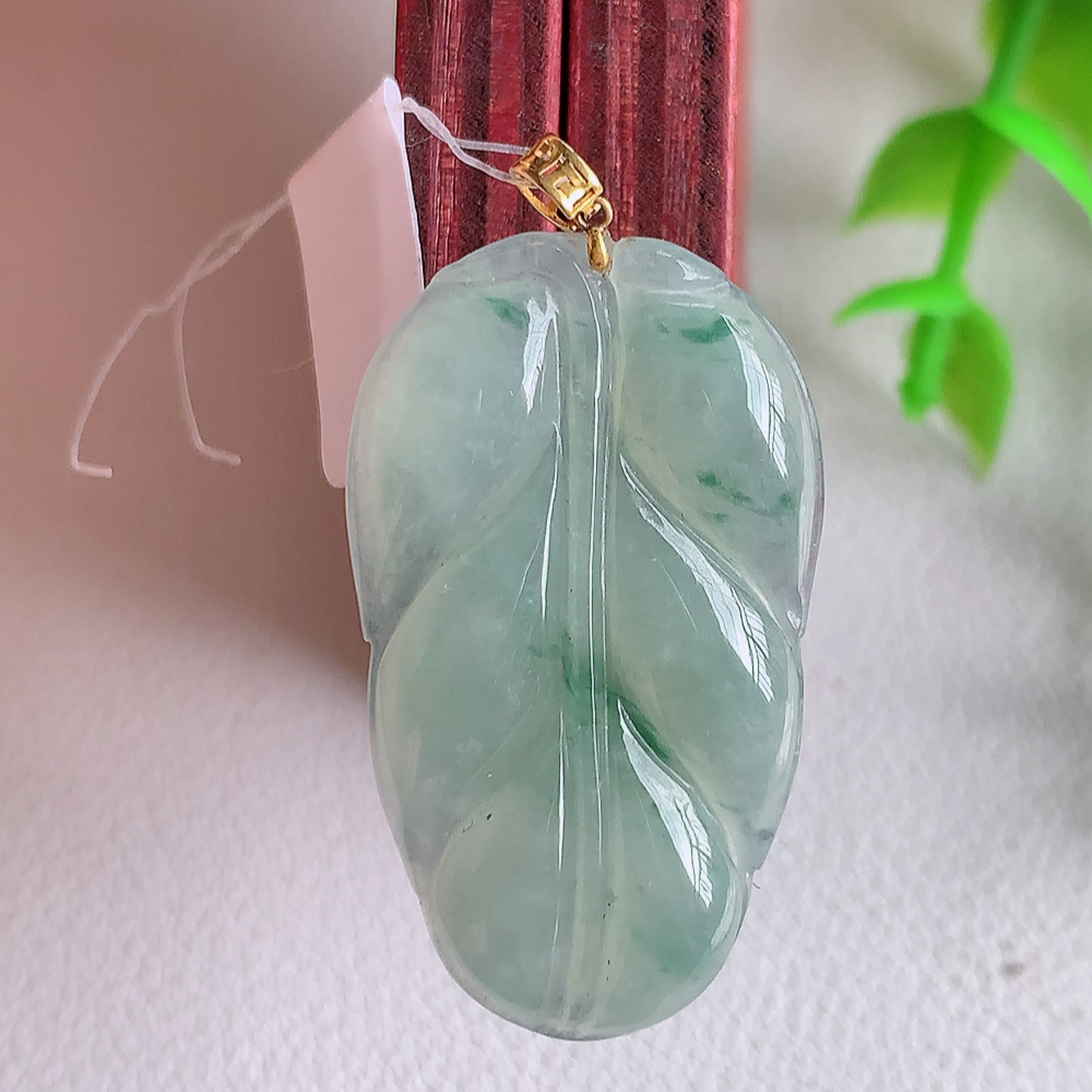 18k金扣冰润飘花金枝玉叶翡翠吊坠  老种起胶感  飘花灵动  寓意“金枝玉叶，大业有成，一夜成名”  饱满大气，水润通透。W49.8 尺寸：31.8-18.8-3.6mm