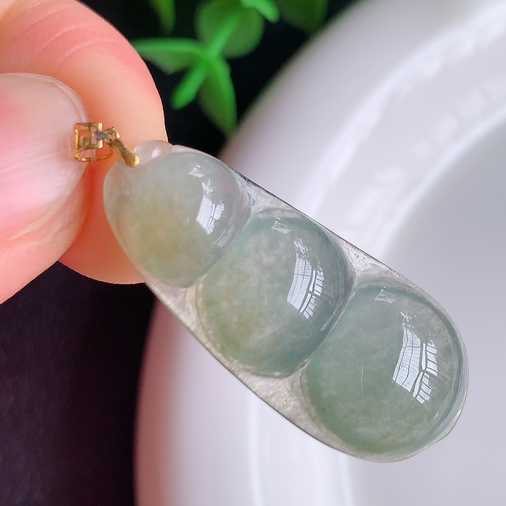 冰润飘黄翡福豆翡翠挂件，老种飘花  冰清玉洁  胶感十足  寓意“四季平安，福气满满”颜色鲜艳，清新自然，饱满通透   W49.8  尺寸：32.2-14-5mm