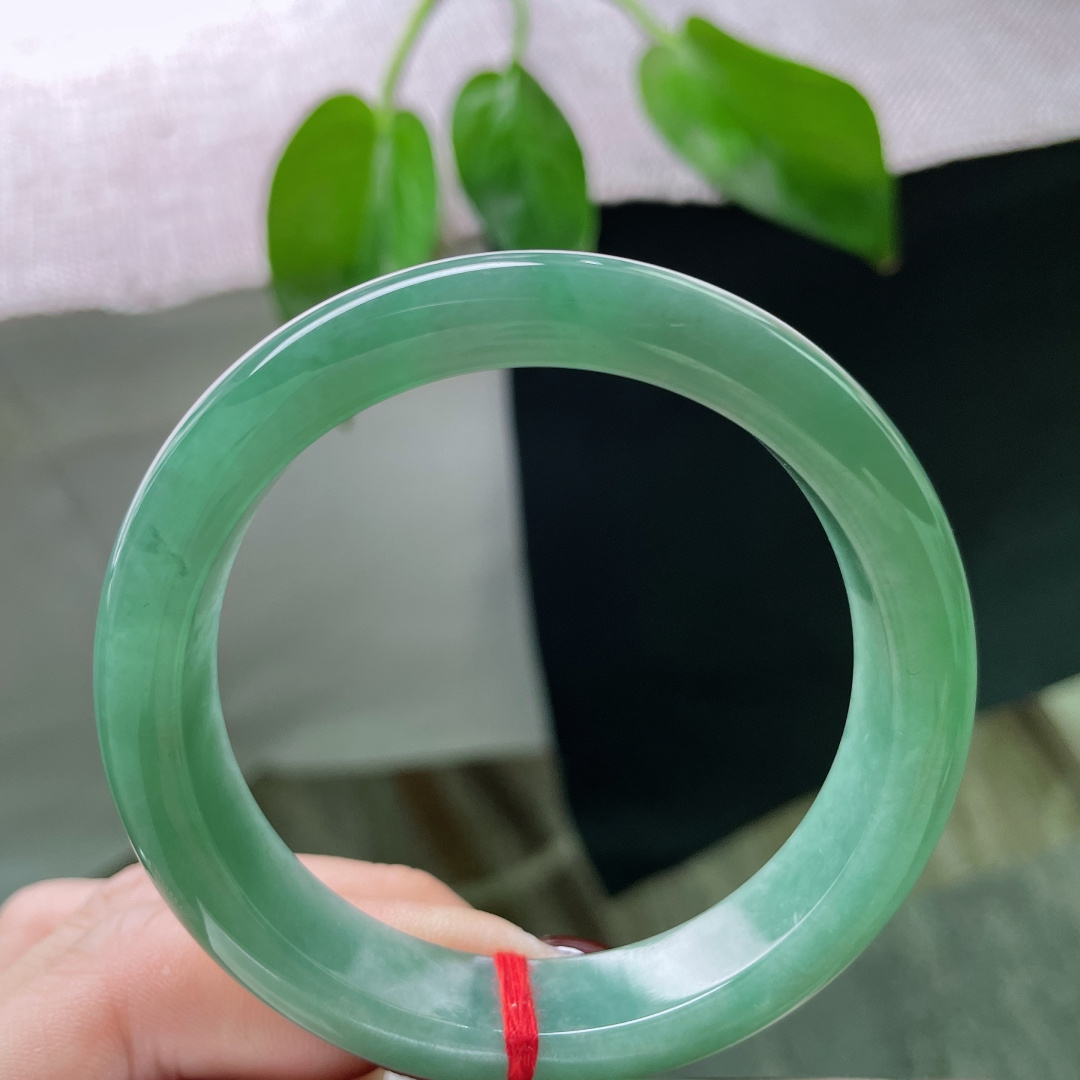 54.5/12/7.8，绿底正圈，水润，质地温润细腻，心若向绿，处处青山。一点皮纹，ss50144a
