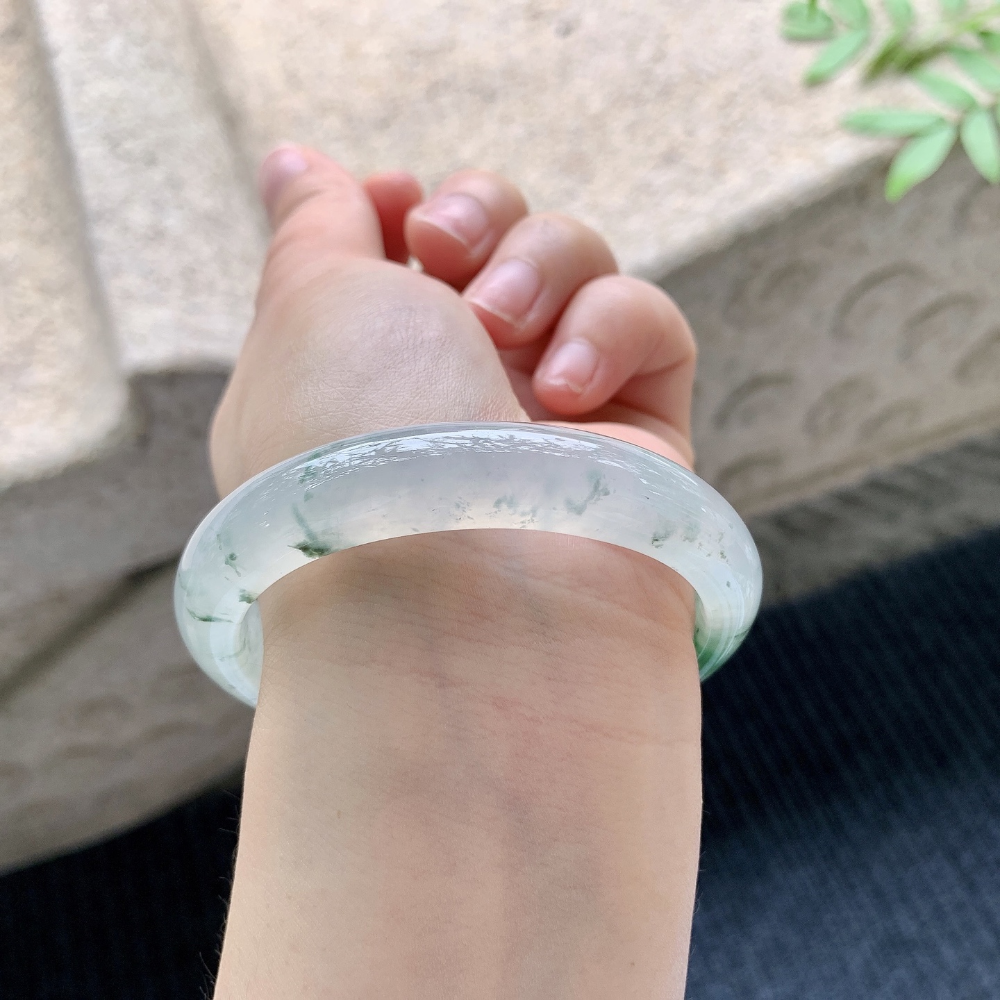 贵妃54 55【圈口】55/49.3/11.3/7.6【编码】A4041014【描述】冰飘花，清透，水润，种老，细腻，无纹裂