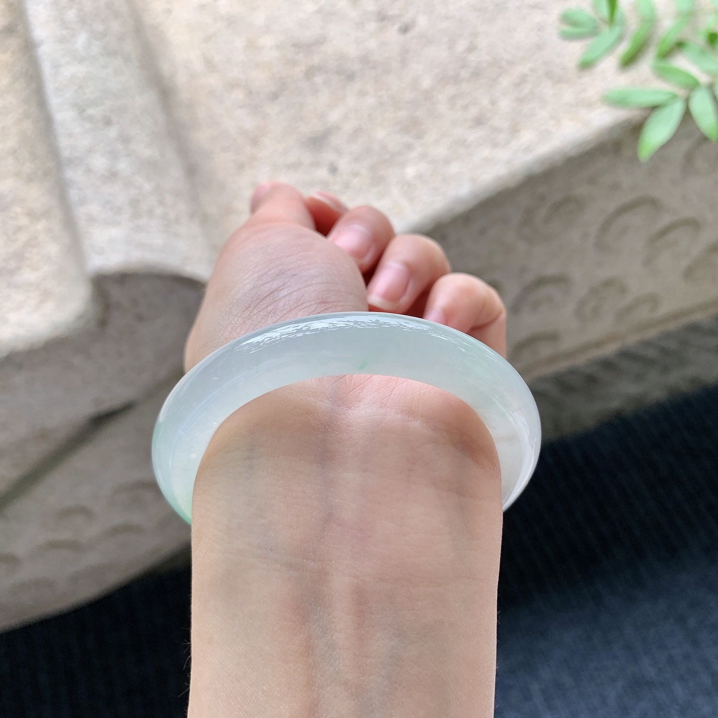 圆条49 50 【圈口】50.5/9.3/9.4 【编码】LH041035 【描述】糯冰飘阳绿，水润，种老，细腻，打灯有棉线