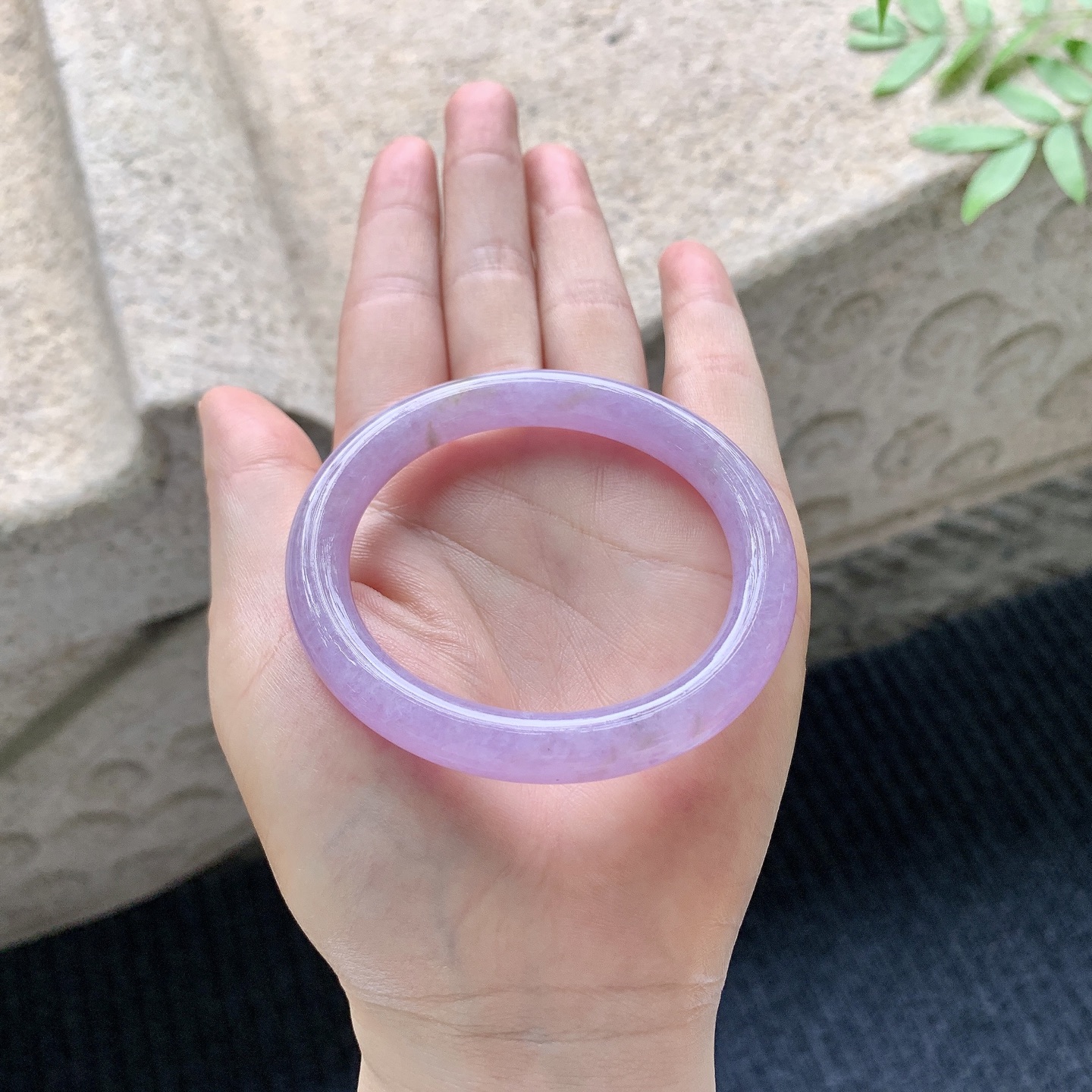 贵妃51 52 【圈口】52.7/47/8.6/8.7 【编码】T3041047 【描述】冰糯艳紫，水润，种老，细腻，无纹裂