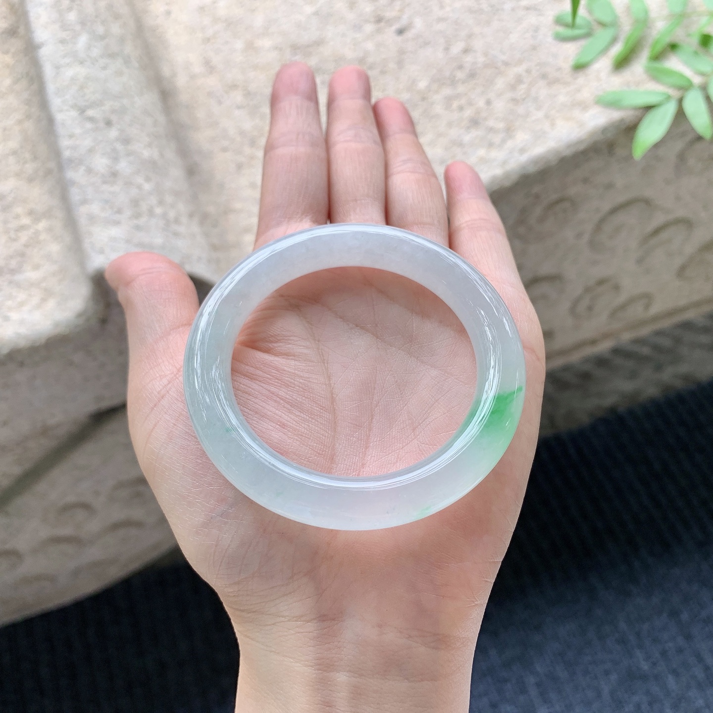 圆条49 50 【圈口】50.5/9.3/9.4 【编码】LH041035 【描述】糯冰飘阳绿，水润，种老，细腻，打灯有棉线